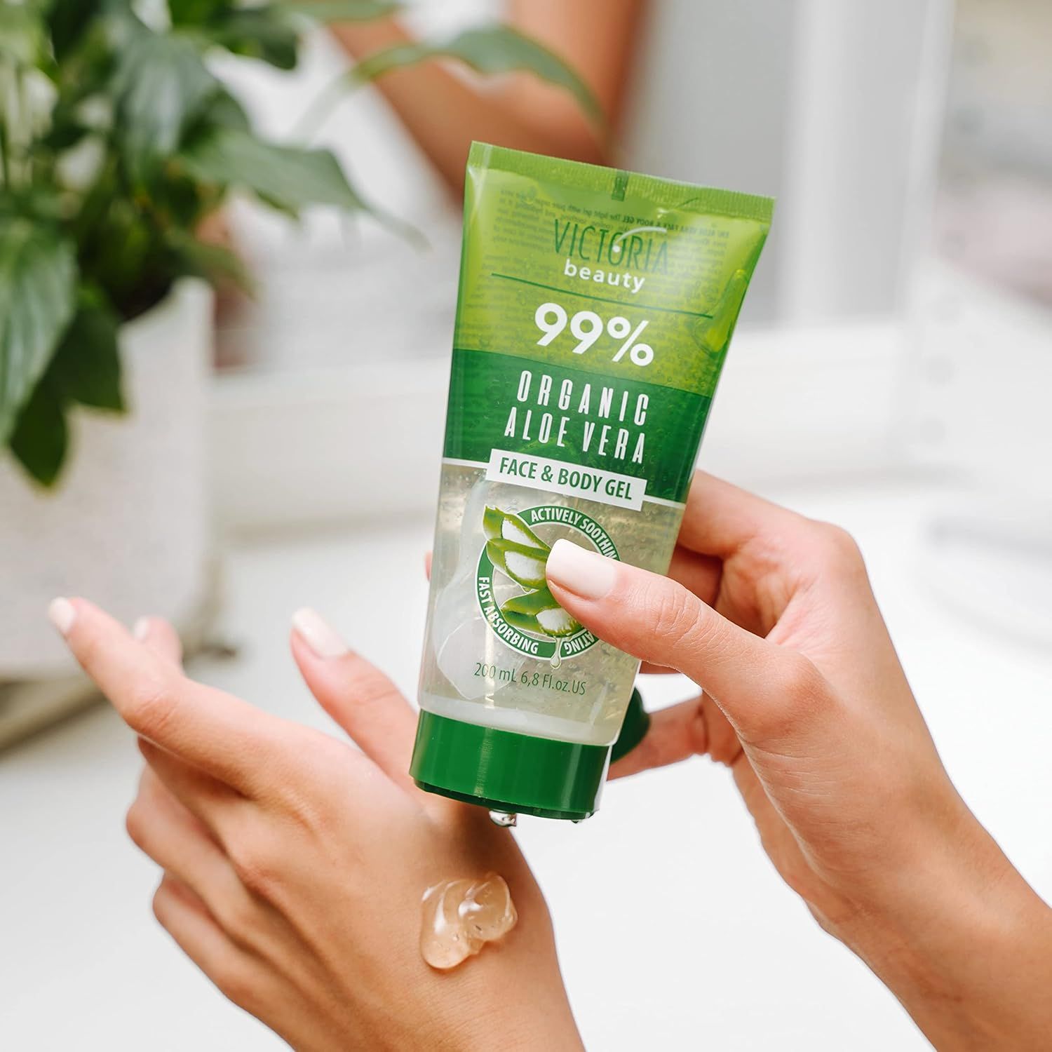 Tubo verde di gel all'aloe vera. Scritta: Victoria Beauty, 99% Organic Aloe Vera. Gel applicato sulla mano.