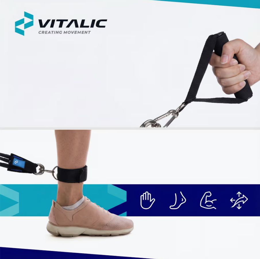 Fascia di resistenza con maniglie e cinturino alla caviglia. Mano che tiene una maniglia. Piede con cinturino alla caviglia. Logo VITALIC.