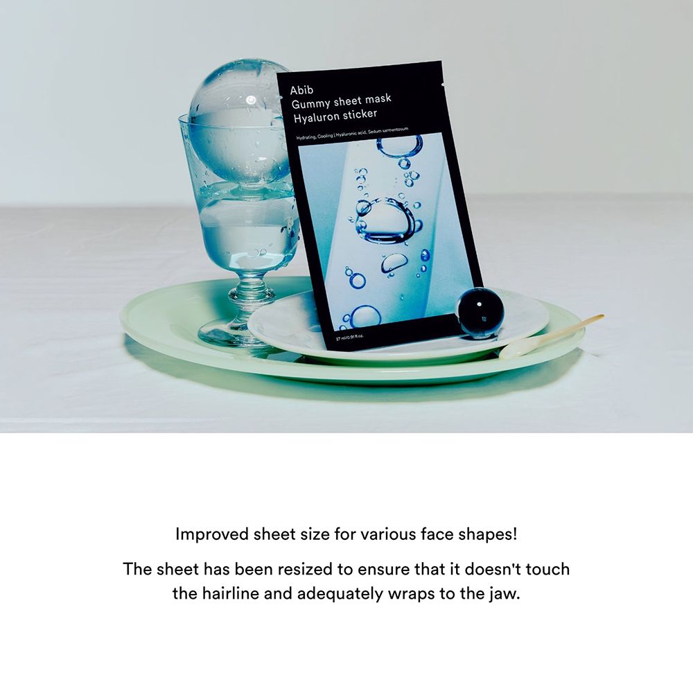 Confezione nera con nome del prodotto e ingredienti. Su un piatto, accanto a un bicchiere e una sfera.