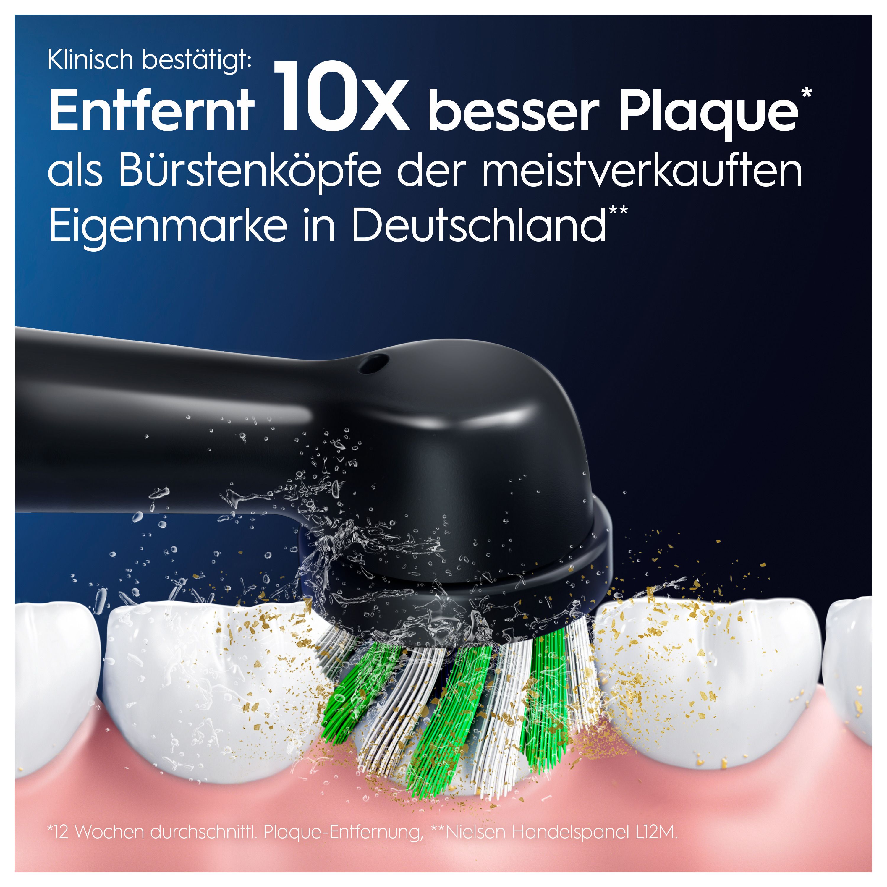 Primo piano di uno spazzolino Oral-B nero che si lava i denti. L'acqua schizza. Testo: Rimuove 10 volte più placca.