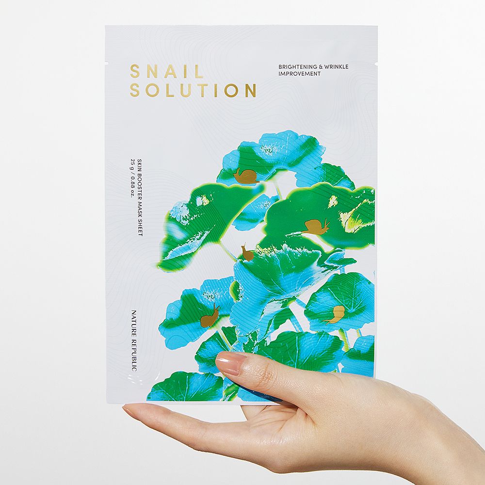 Maschera in tessuto bianca con design floreale, tenuta in mano. Testo: Snail Solution, Nature Republic.