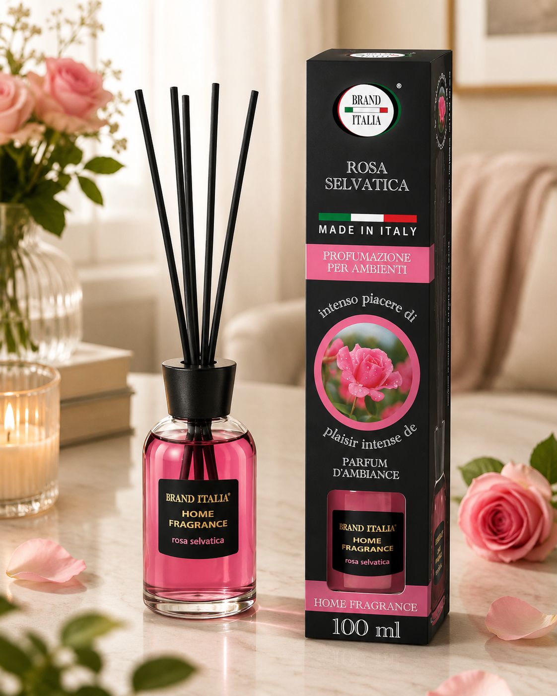 Brand Italia Home Fragrance Rosa Selvatica diffusore con bastoncini neri. Liquido rosa in bottiglia di vetro.