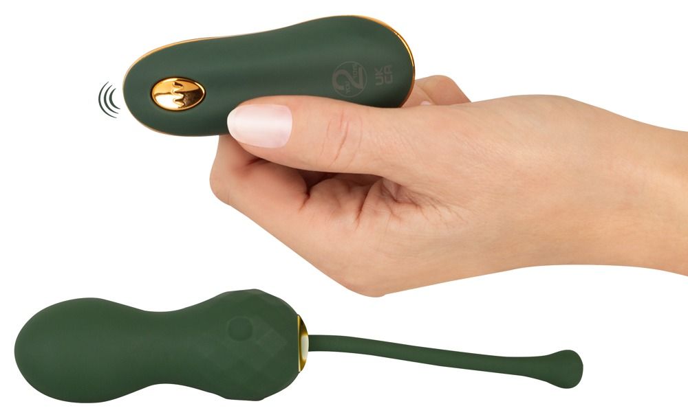 Palla d'amore verde con telecomando, tenuta in mano.