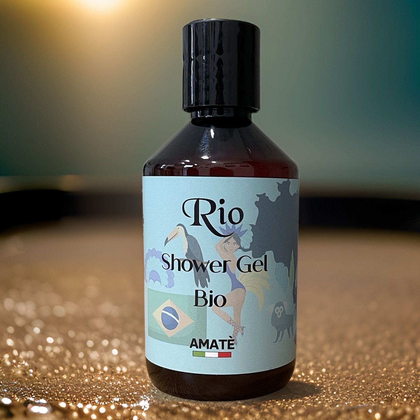 Flacone marrone con tappo nero. Etichetta "Rio Shower Gel Bio" su sfondo dorato. Marchio: AMATÈ.