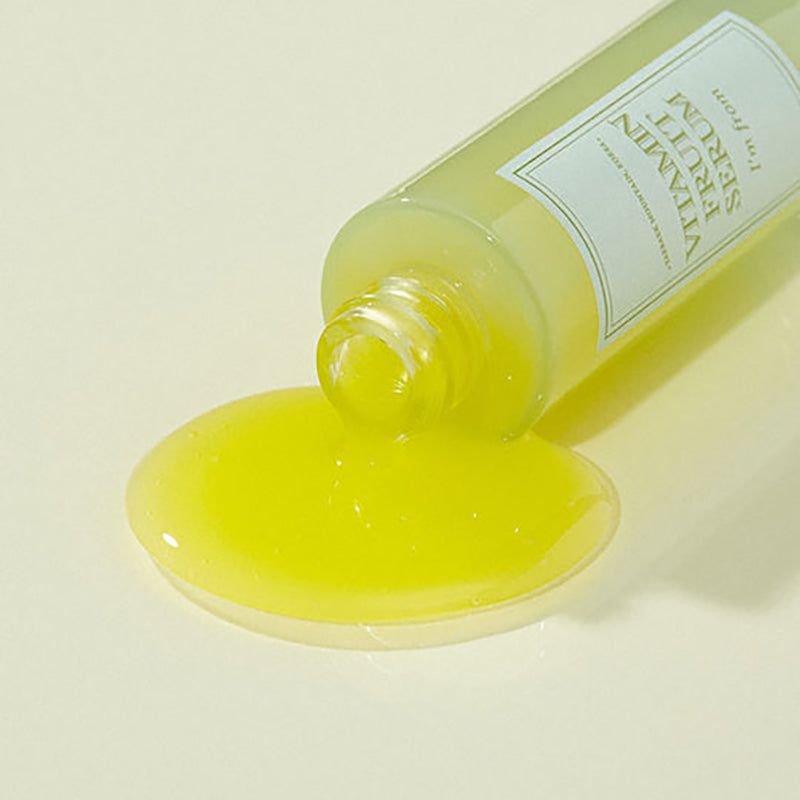 Liquido di siero su sfondo giallo. Scritta: Vitamin Fruit Serum, I'm from.