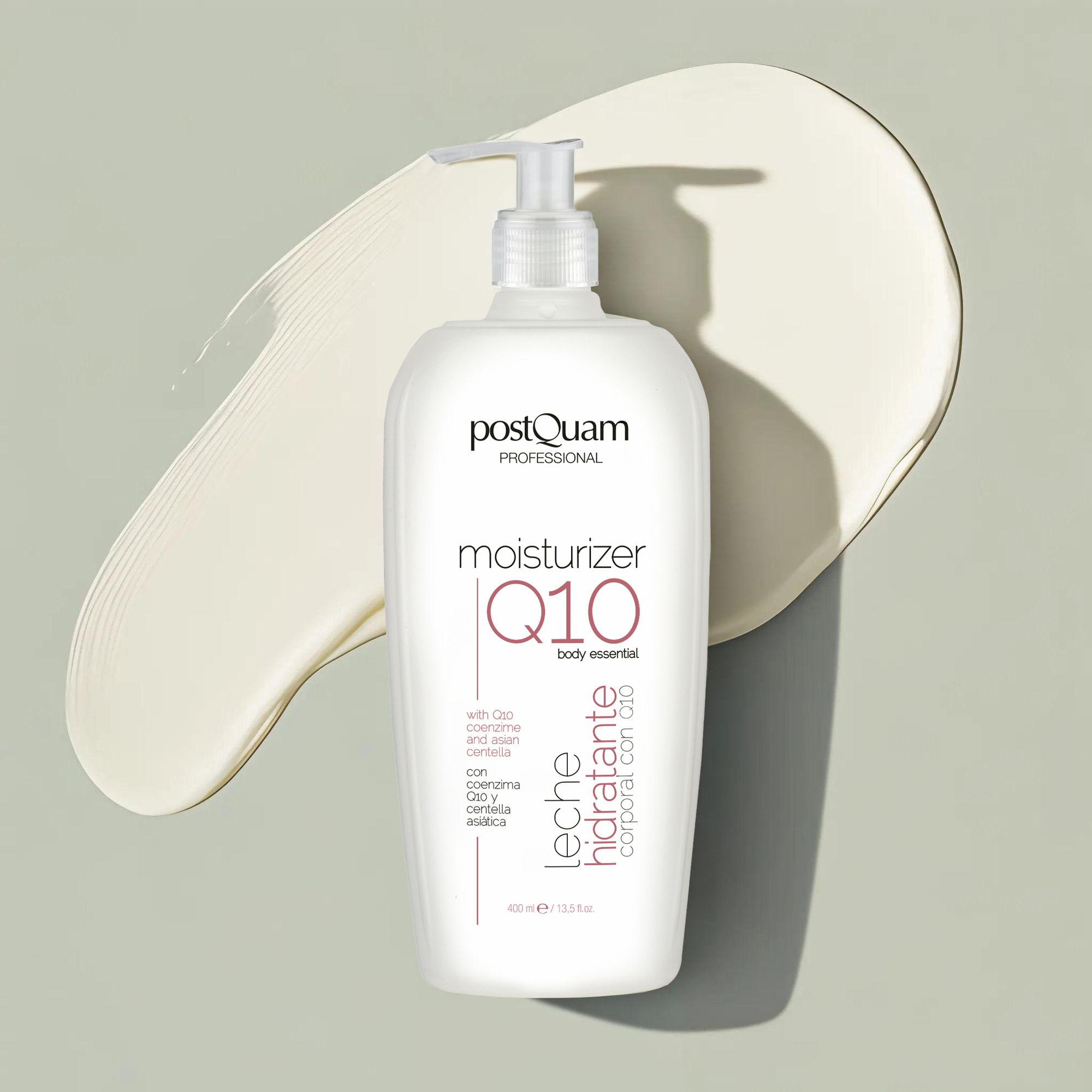 Flacone bianco con dosatore. Prodotto: moisturizer Q10. Campione di texture sullo sfondo.