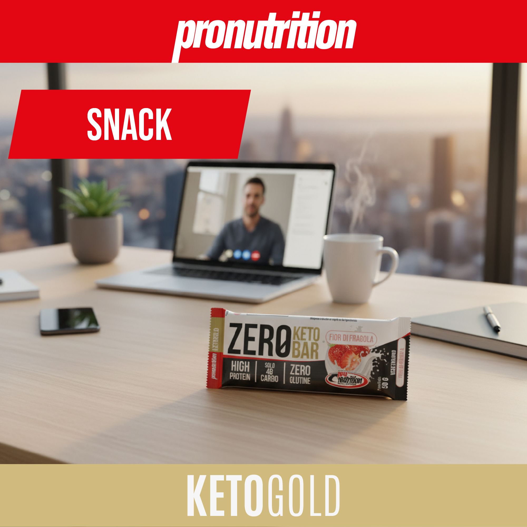 Barretta su una scrivania. Scritta: Zero Keto Bar. Sul tavolo: laptop, tazza, telefono. Sfondo: uomo in videochiamata.