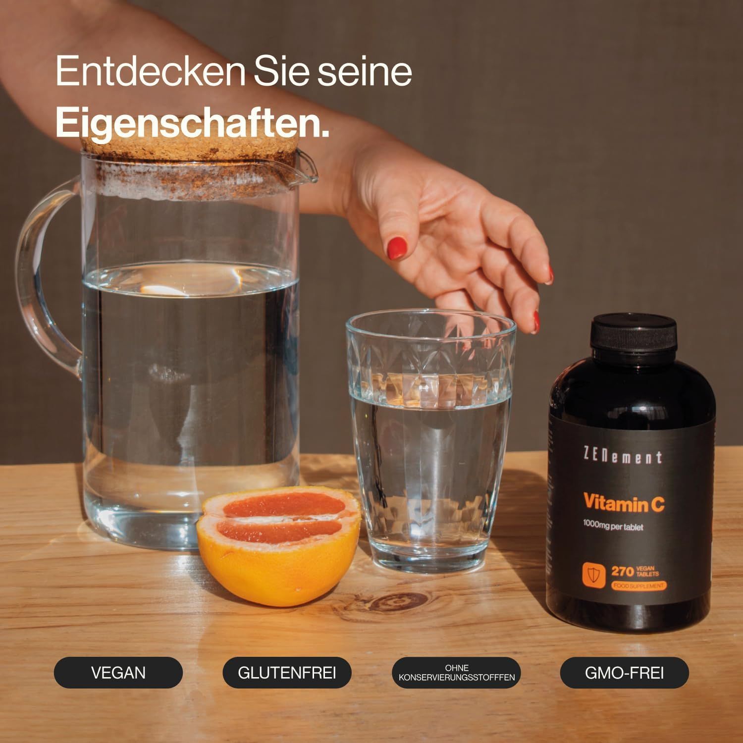 Bicchiere d'acqua, metà pompelmo, flacone di compresse di vitamina C Zenement. Vegano, senza glutine, senza conservanti, senza OGM.
