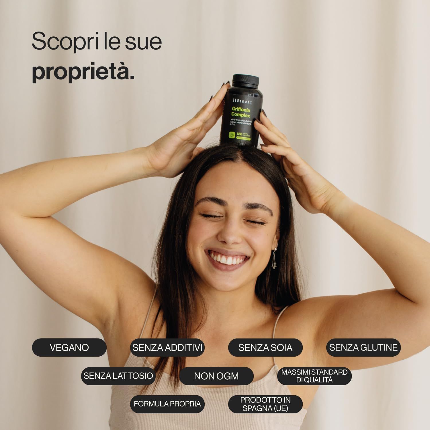Donna con gli occhi chiusi tiene una bottiglia di Zenement Griffonia-Komplex sulla testa. Testo: Vegano, senza additivi, senza soia, senza glutine.
