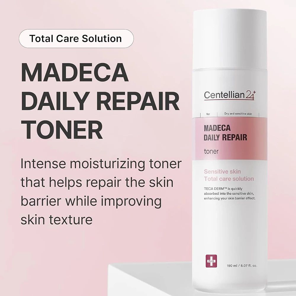 Flacone di toner bianco con etichetta rosa. Scritta: MADECA DAILY REPAIR TONER. Marchio: CENTELLIAN24. Testo: Total Care Solution.