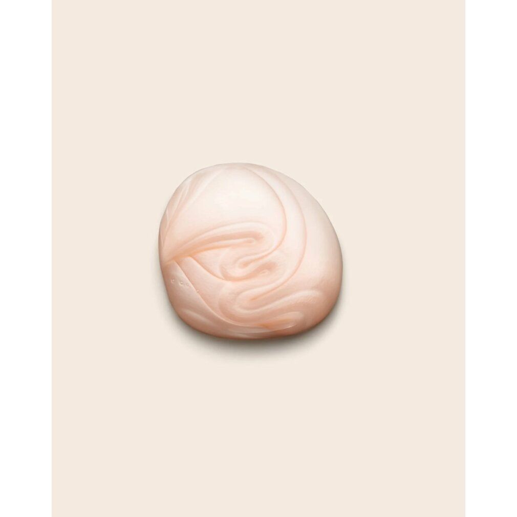 Primo piano di una sostanza cremosa. Texture rosa-bianca. Su sfondo chiaro. Nessuna denominazione del prodotto visibile.