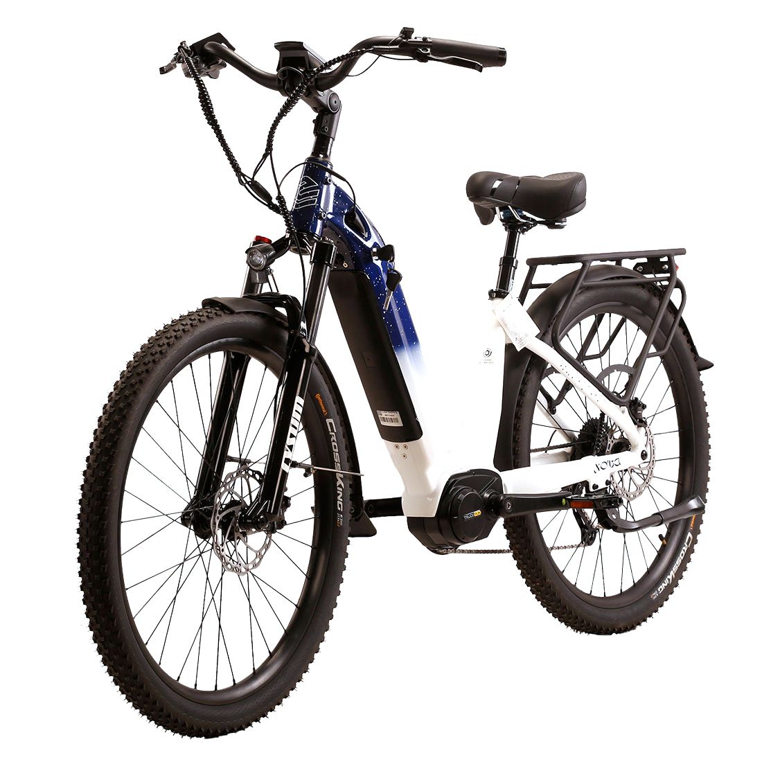 E-bike bianca e blu con motore centrale. Pneumatici neri, portapacchi, sella. Faro anteriore, parafanghi.