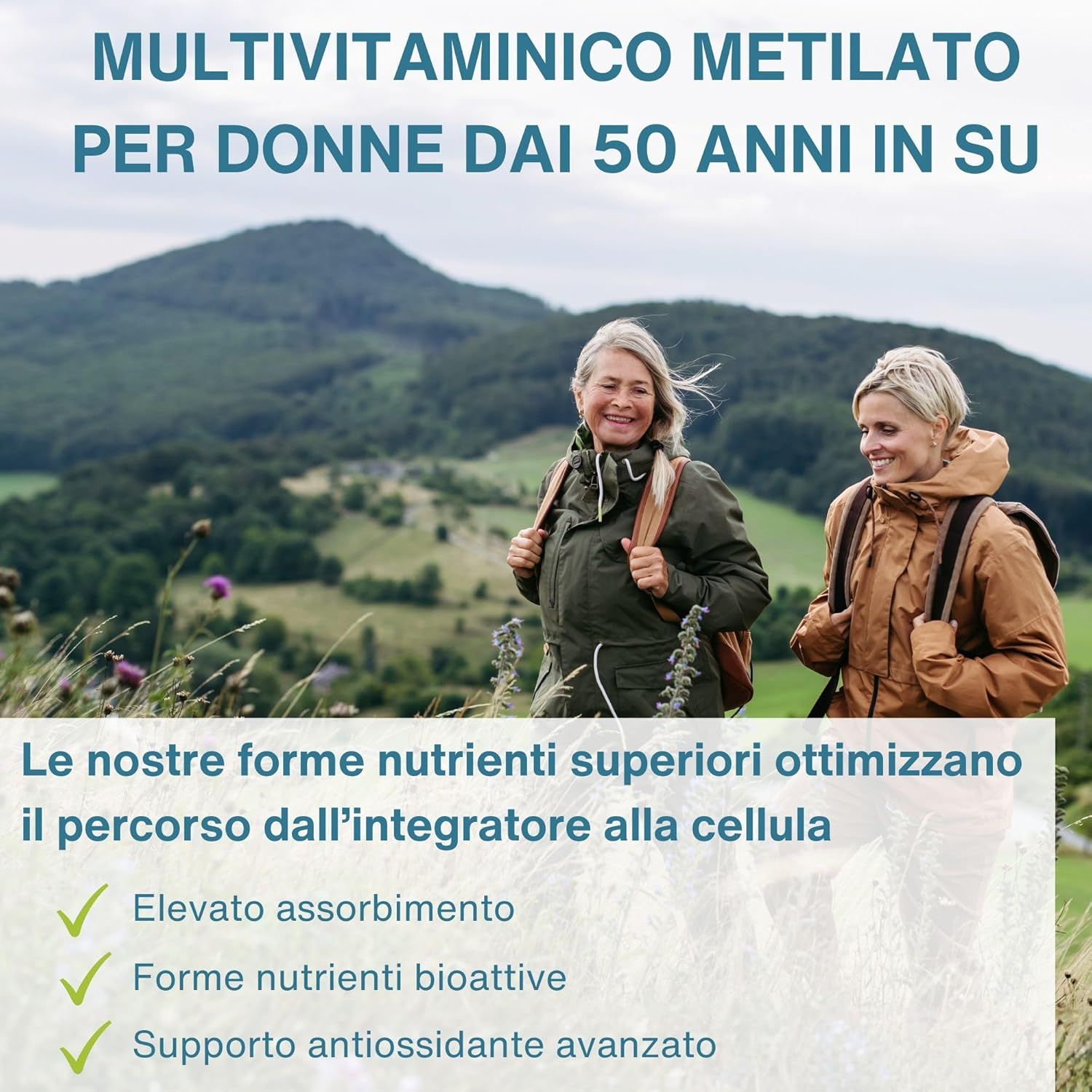 Due donne fanno un'escursione nella natura, circondate da colline verdi e fiori viola. Didascalia in italiano.