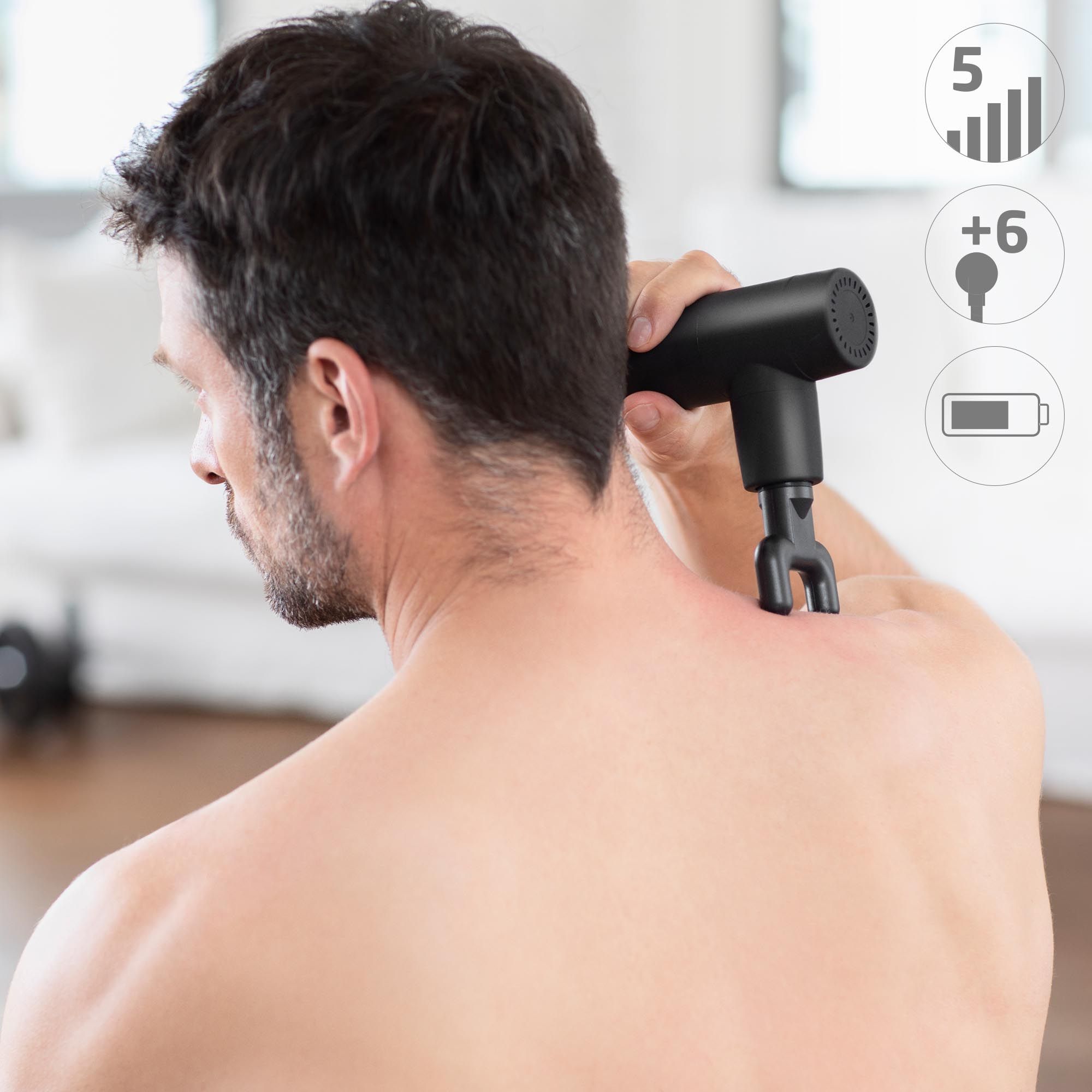 Un uomo massaggia il collo con una pistola massaggiante nera e un accessorio a forcella.