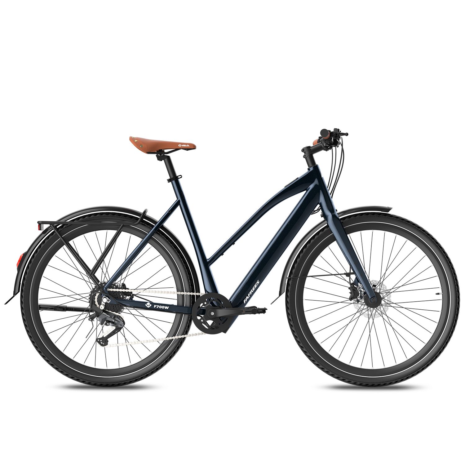 E-bike blu scuro con sella marrone. Parafanghi, portapacchi e freni a disco. Pneumatici con bordo bianco.
