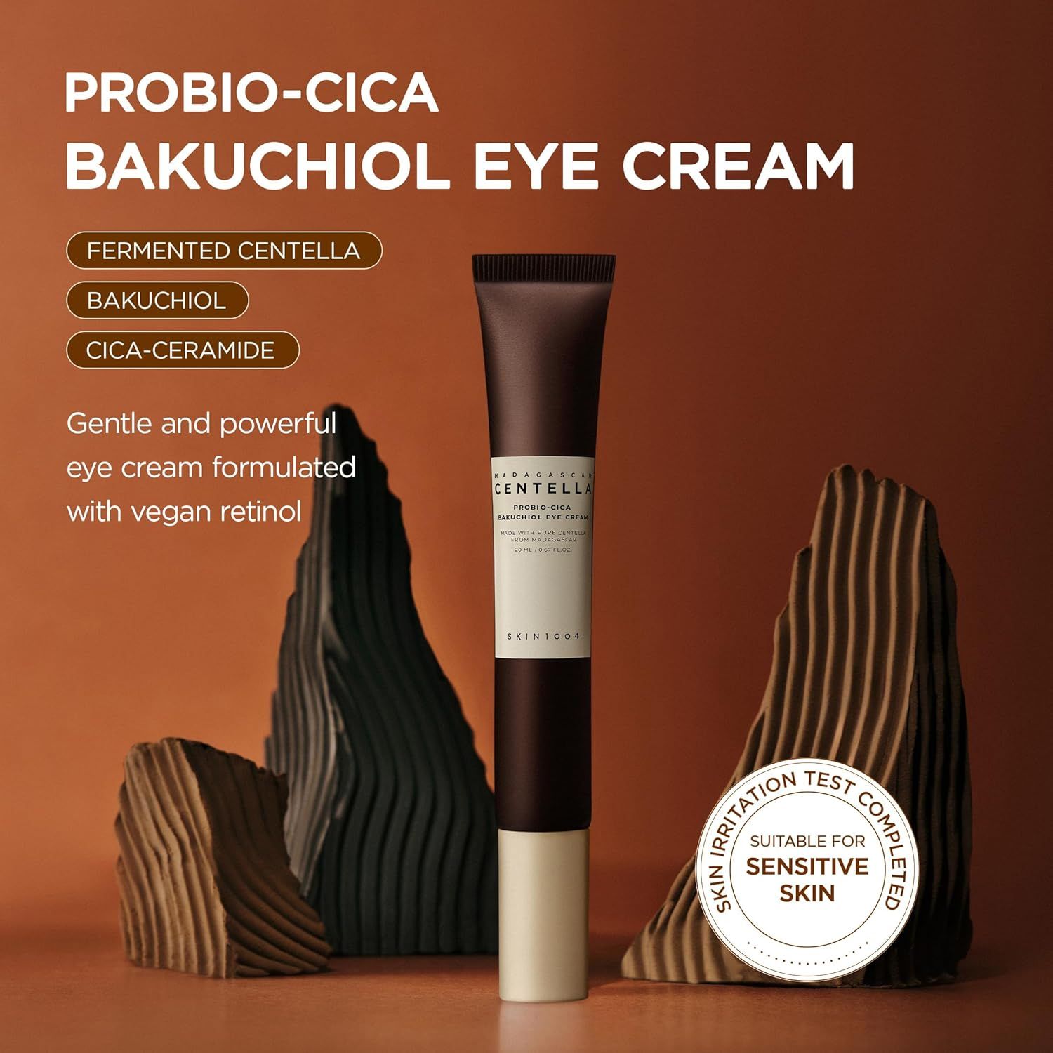 Tubo marrone con logo SKIN1004. Testo: PROBIO-CICA BAKUCHIOL EYE CREAM. Adatto alle pelli sensibili.