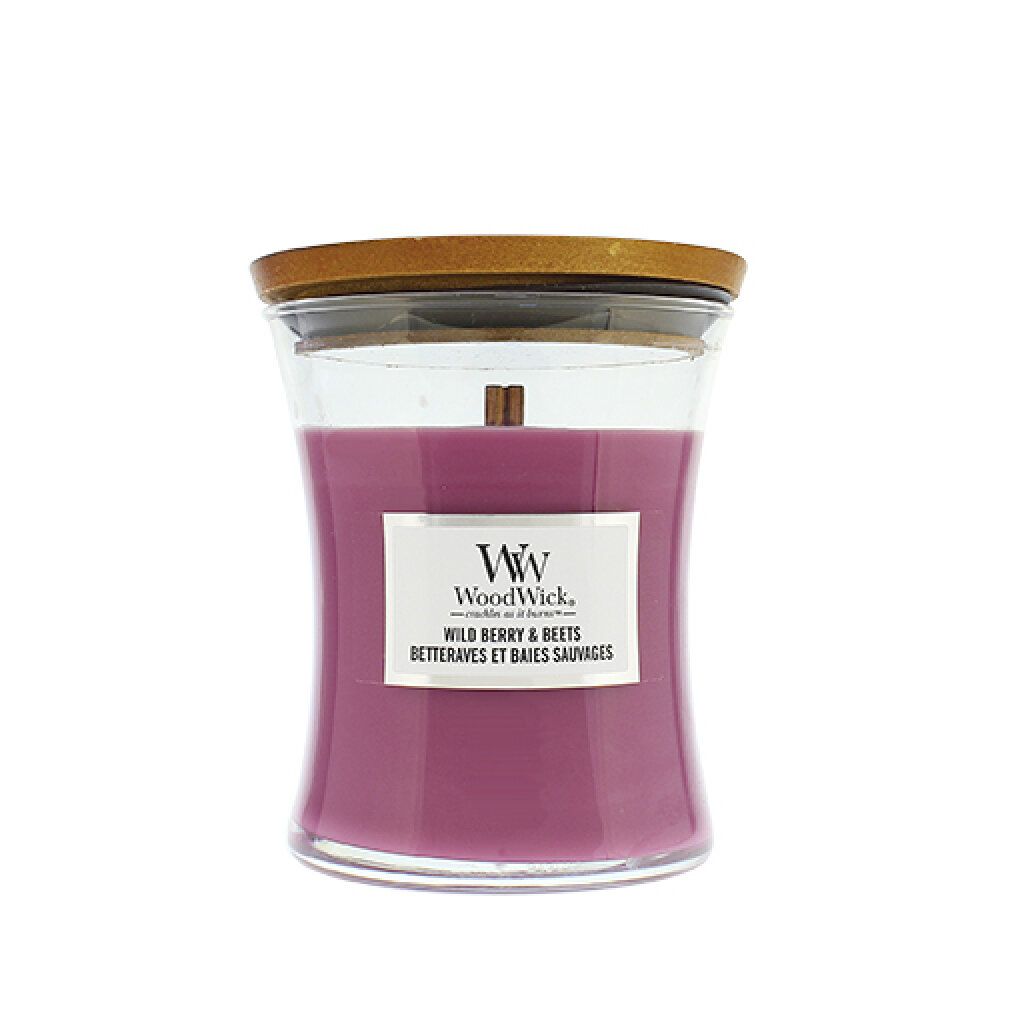 Candela a clessidra con coperchio. Scritta: WoodWick, Wild Berry & Beets. Cera viola in contenitore di vetro.
