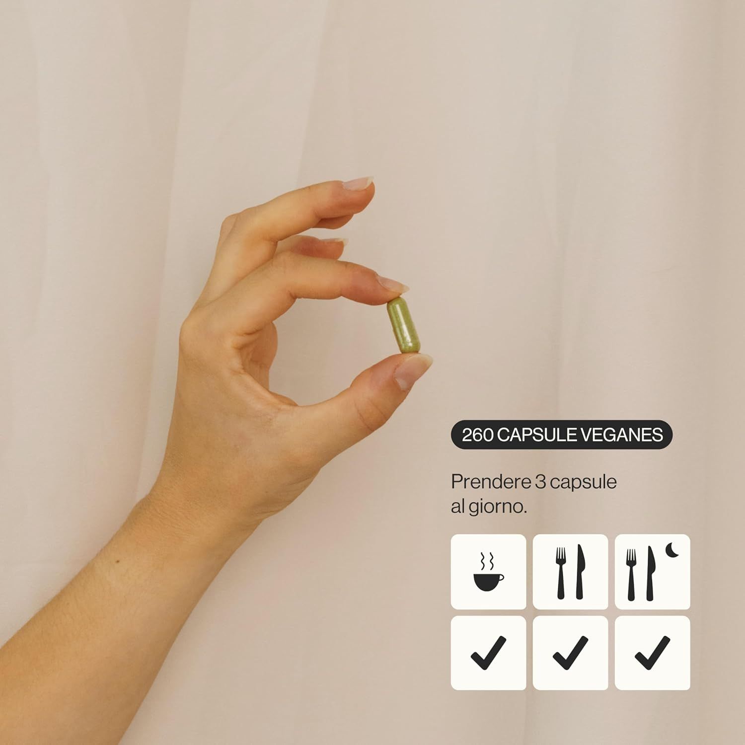 Mano che tiene una capsula verde. Testo: 260 capsule vegane. Assunzione: 3 capsule al giorno. Simboli per i pasti e il sonno.