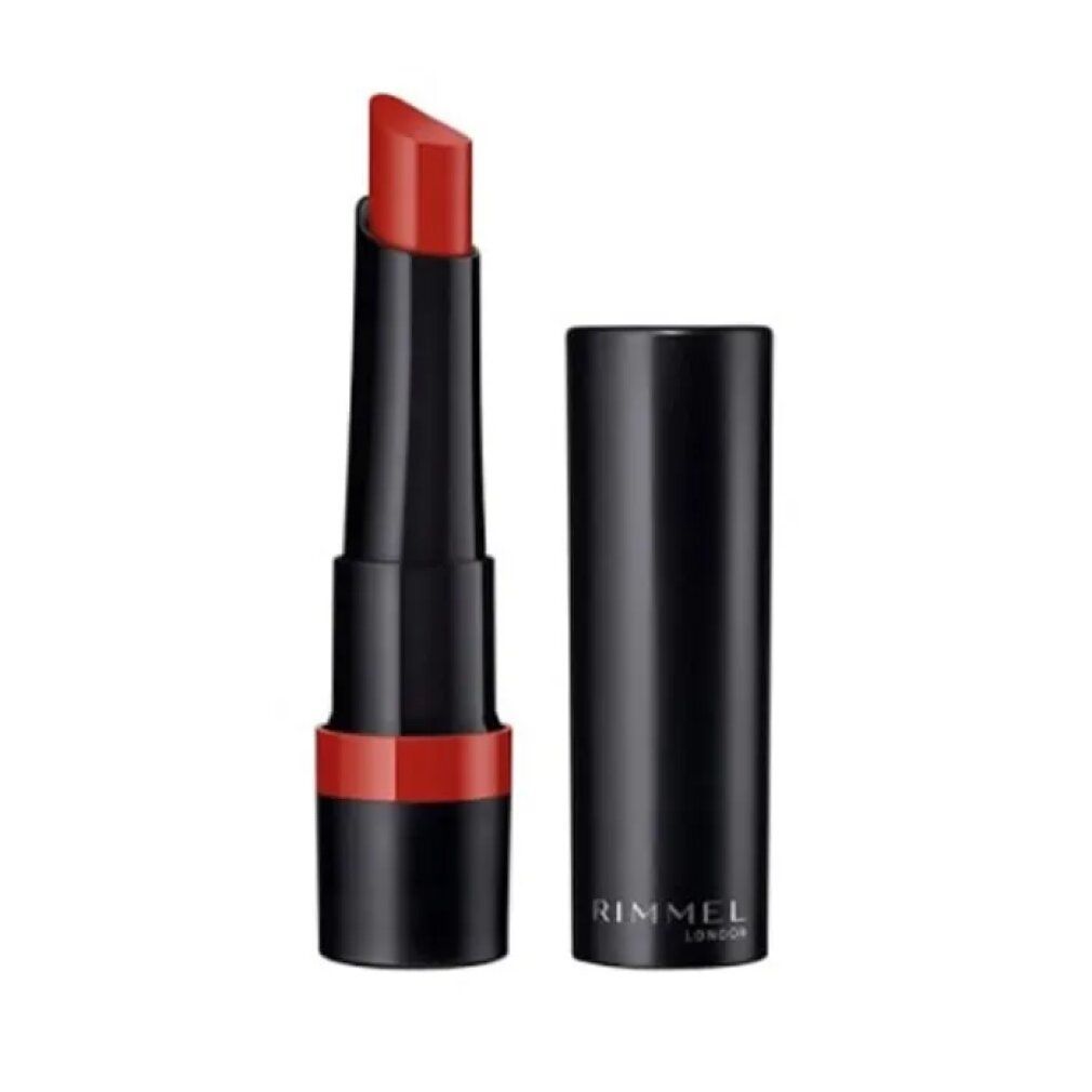 Rossetto rosso con astuccio nero e cappuccio aperto. "Rimmel London" è scritto sull'astuccio.