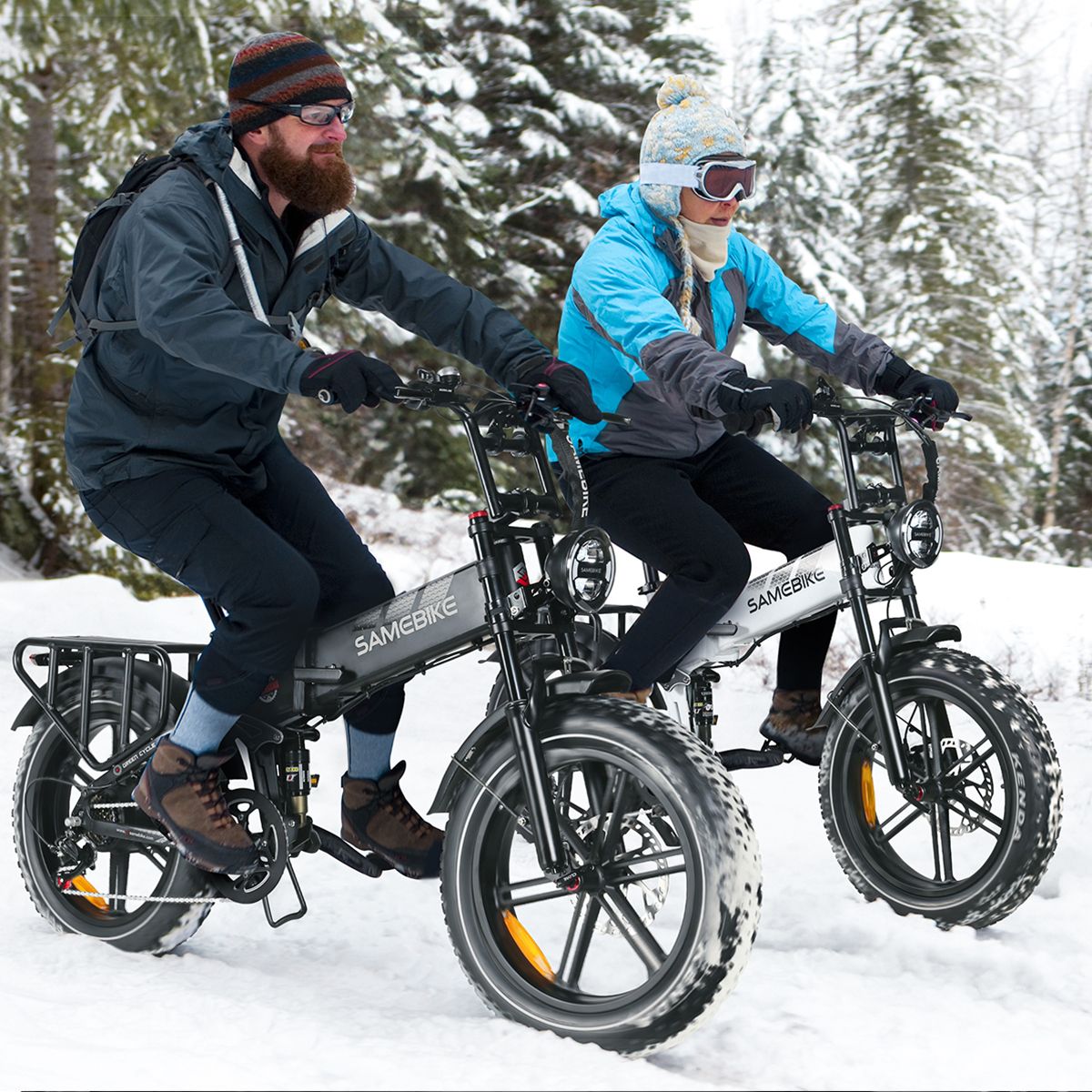 Due persone in sella a e-bike bianche sulla neve. Entrambe le bici hanno il logo SAMEBIKE.
