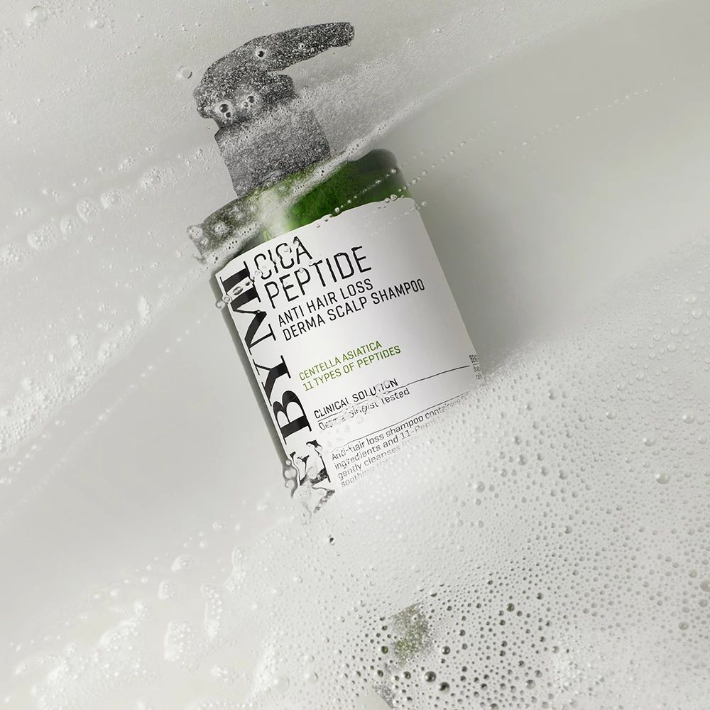 Flacone di shampoo verde con dosatore in schiuma. Scritta: Cica Peptide Anti Hair Loss Derma Scalp Shampoo.