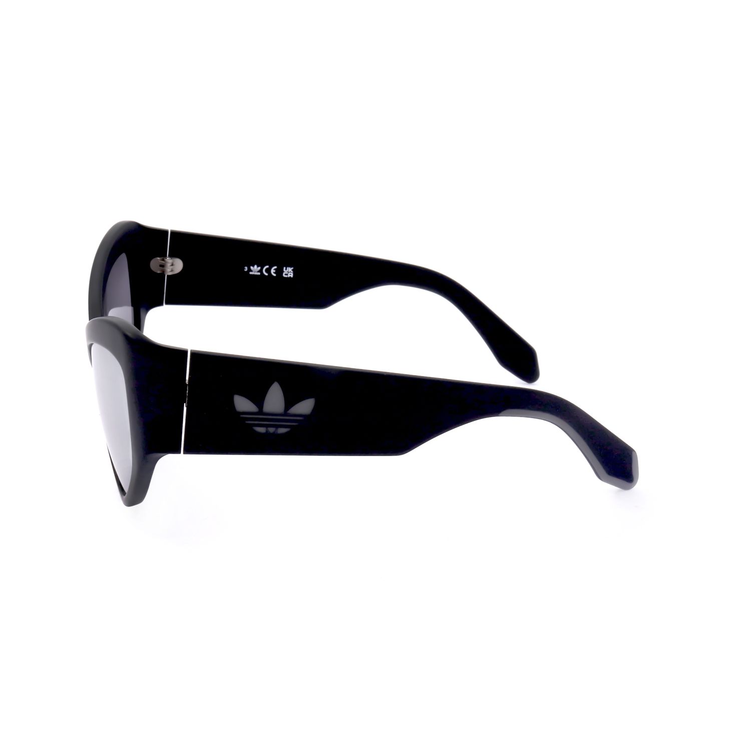 Occhiali da sole Adidas neri con logo Adidas laterale e marcatura CE.