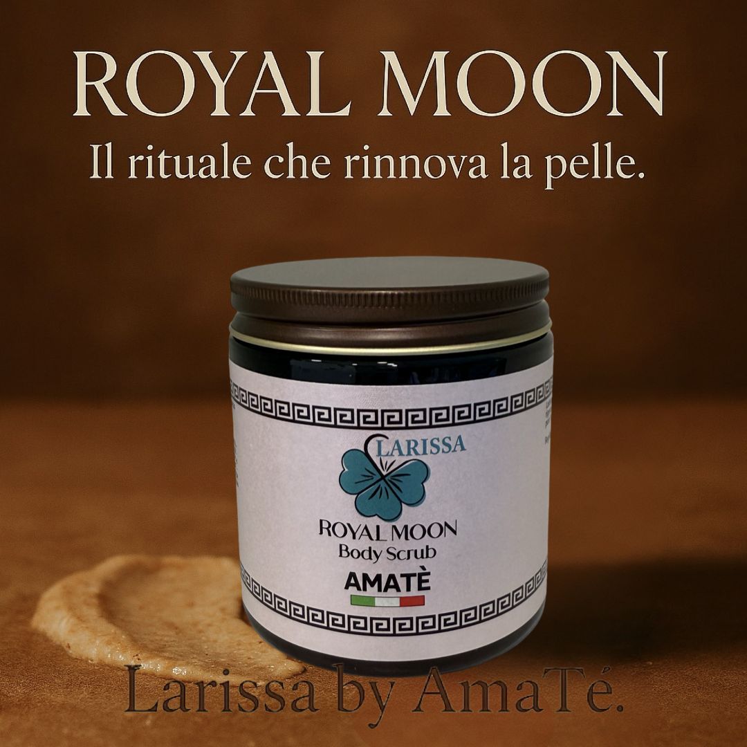 Barattolo di vetro con scritta Royal Moon Body Scrub. Coperchio marrone, etichetta bianca con logo trifoglio blu. Prodotto su sfondo.