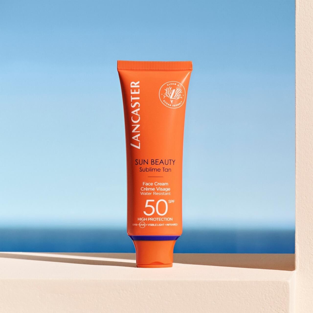 Tubo arancione di crema solare. Testo: Lancaster, Sun Beauty, SPF 50, Alta protezione.