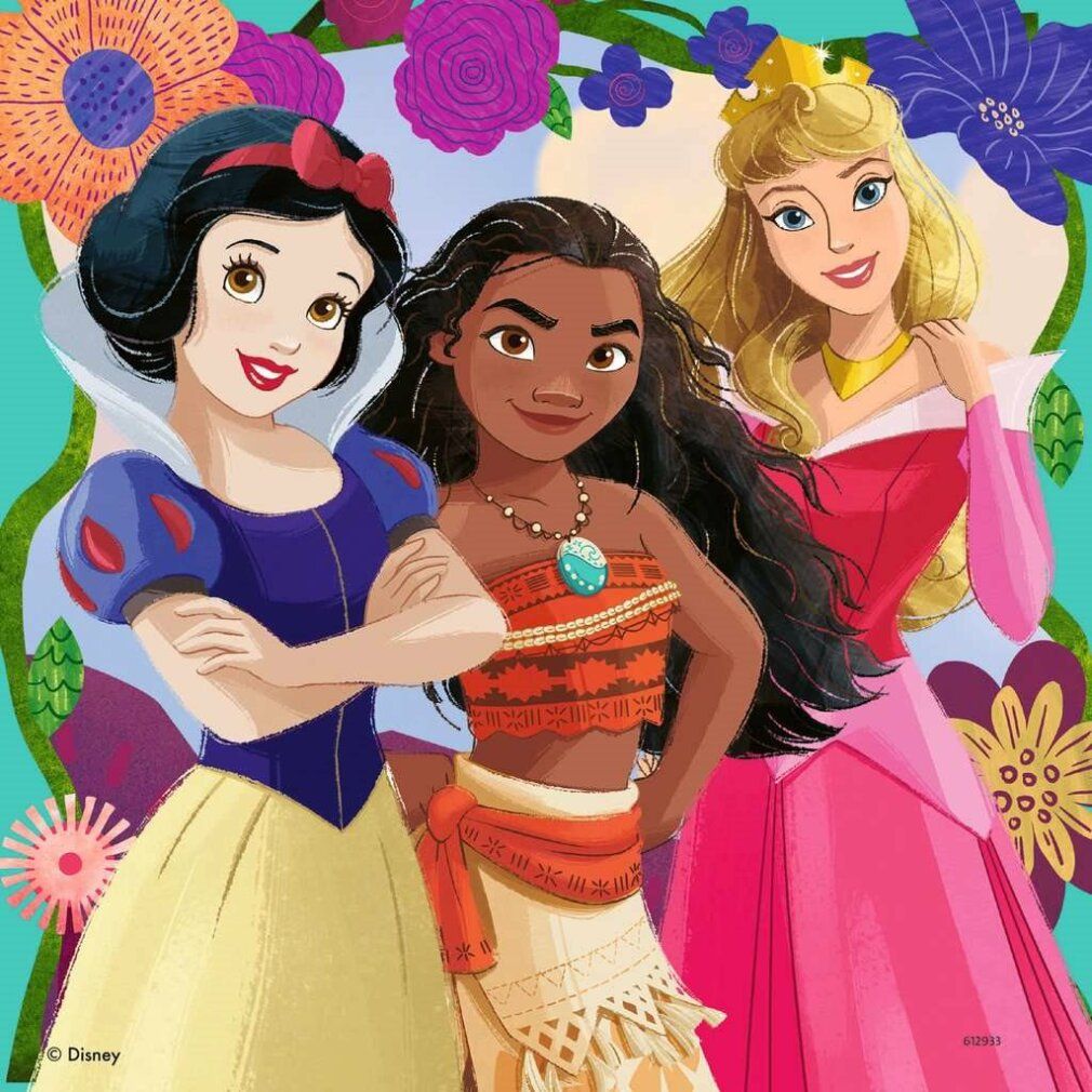 Tre principesse Disney, Biancaneve, Vaiana e Aurora, su sfondo floreale. Sorridono e posano.