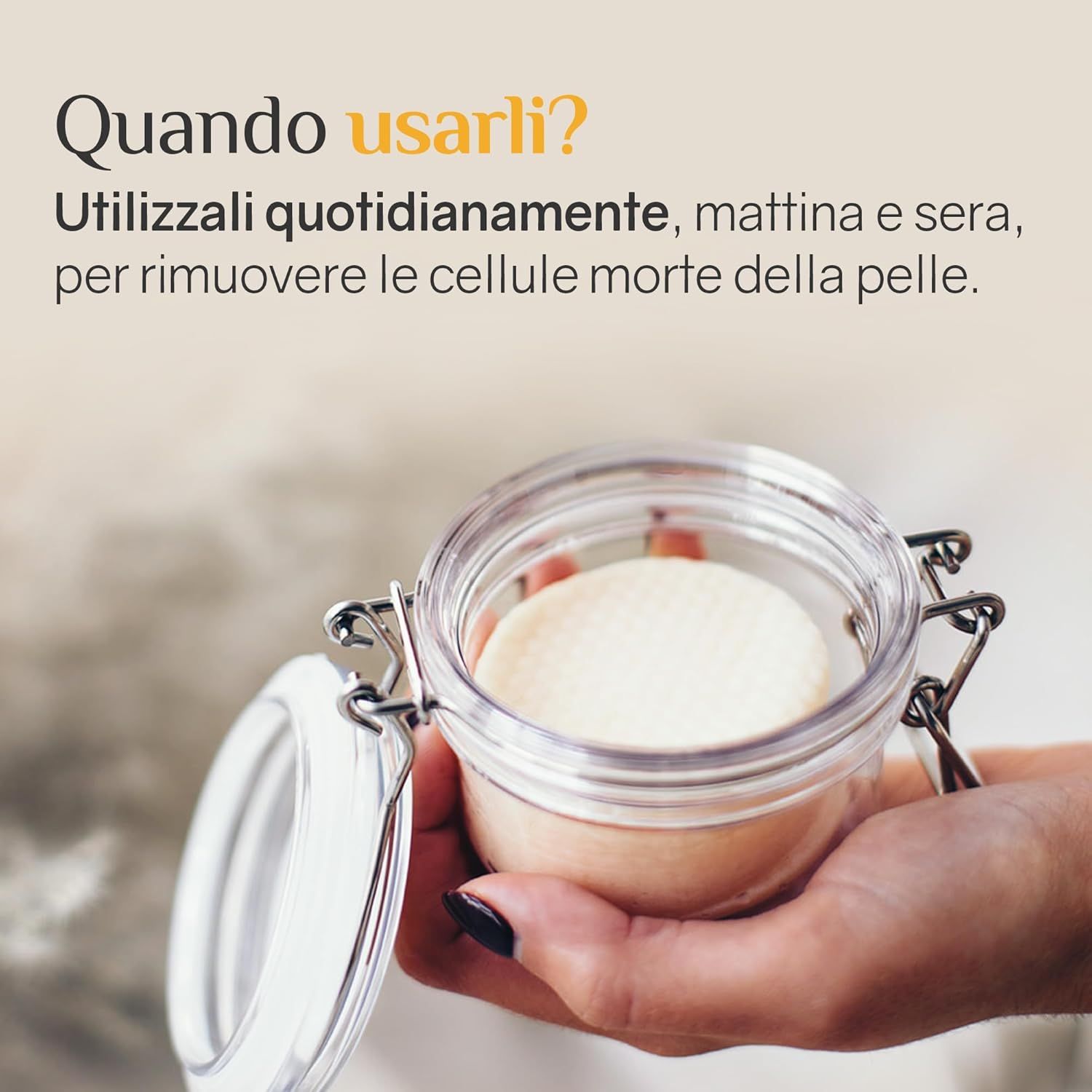 Mano tiene vaso aperto con dischetti. Testo: Utilizzo mattina e sera.