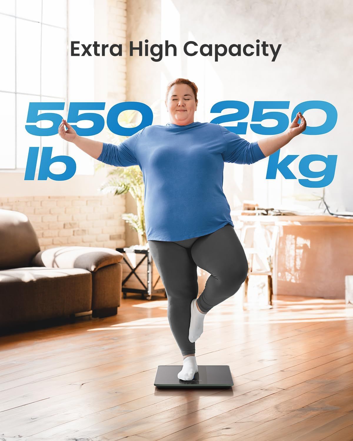 Bilancia digitale. Capacità: 550 lb / 250 kg. Persona in piedi sulla bilancia. Design nero.
