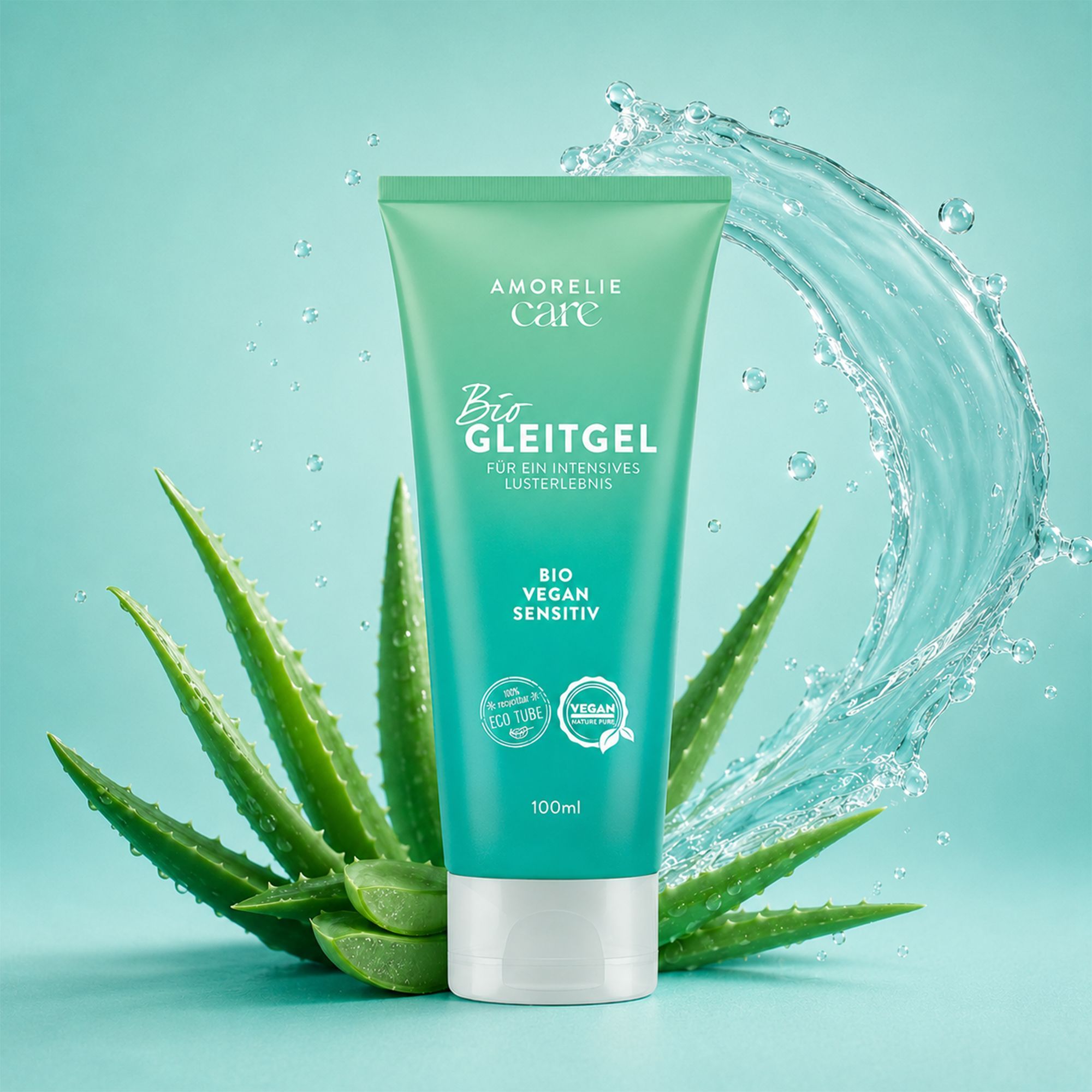 Tubo verde con aloe vera e schizzi d'acqua su sfondo turchese.