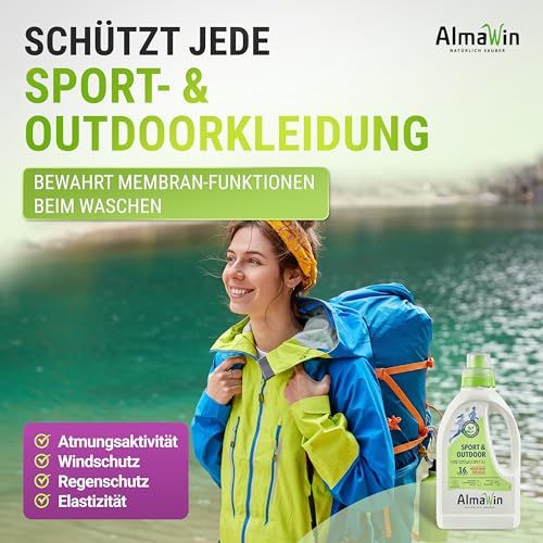 Flacone di detersivo AlmaWin Sport & Outdoor accanto a una donna in abiti da esterno vicino al lago.
