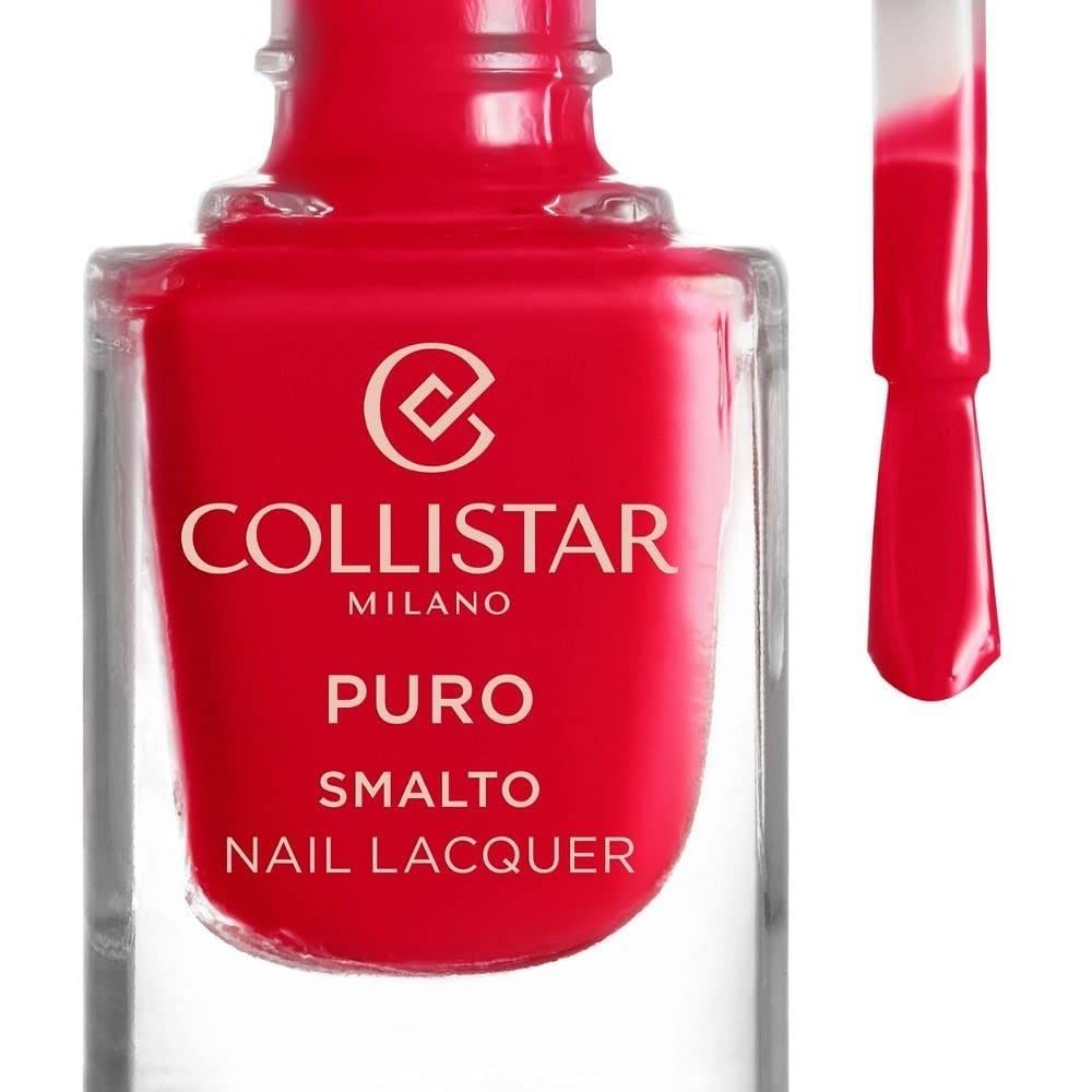 Primo piano di un flacone di smalto rosso con pennello. Scritta: Collistar Milano, Puro Smalto Nail Lacquer.