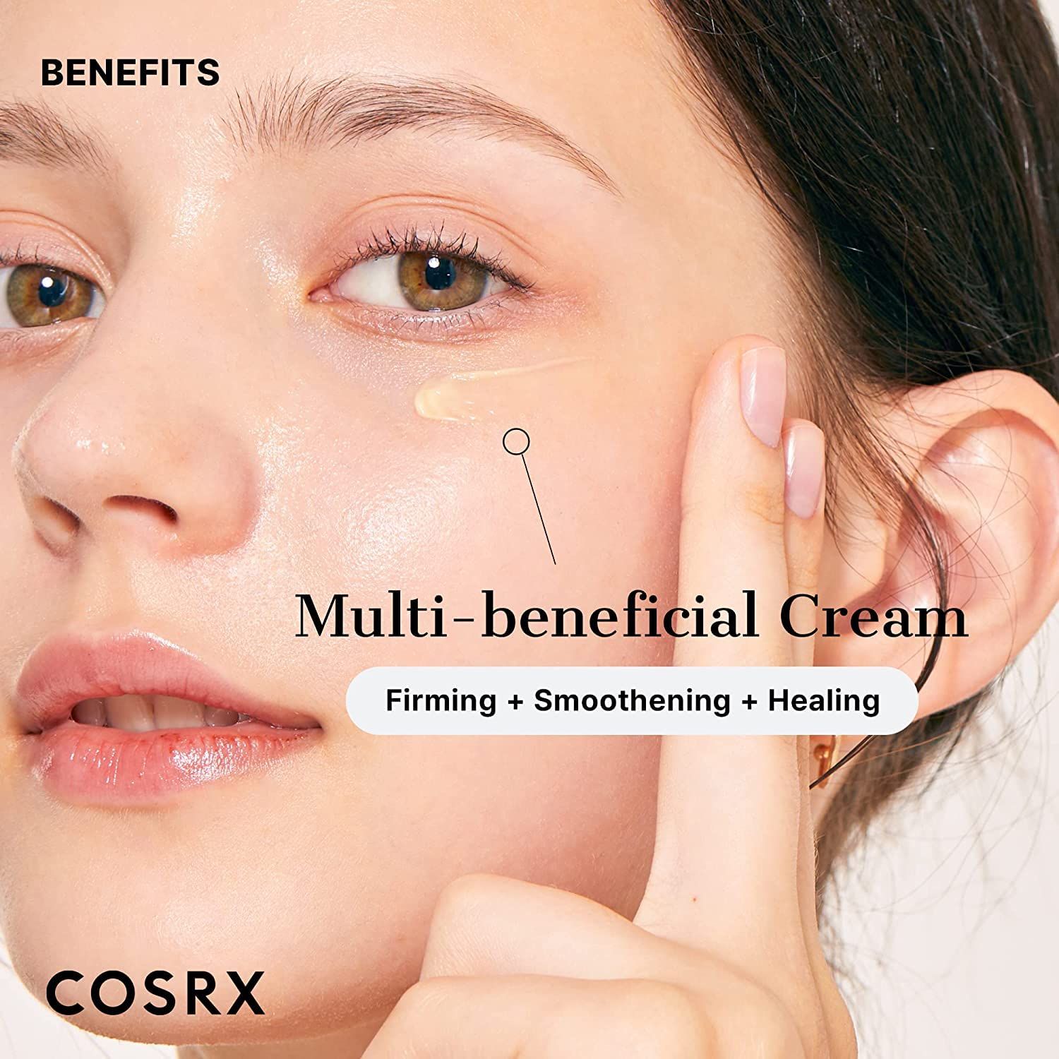 Volto di donna. Testo: Multi-beneficial Cream. Logo COSRX. Prodotto applicato sulla pelle.