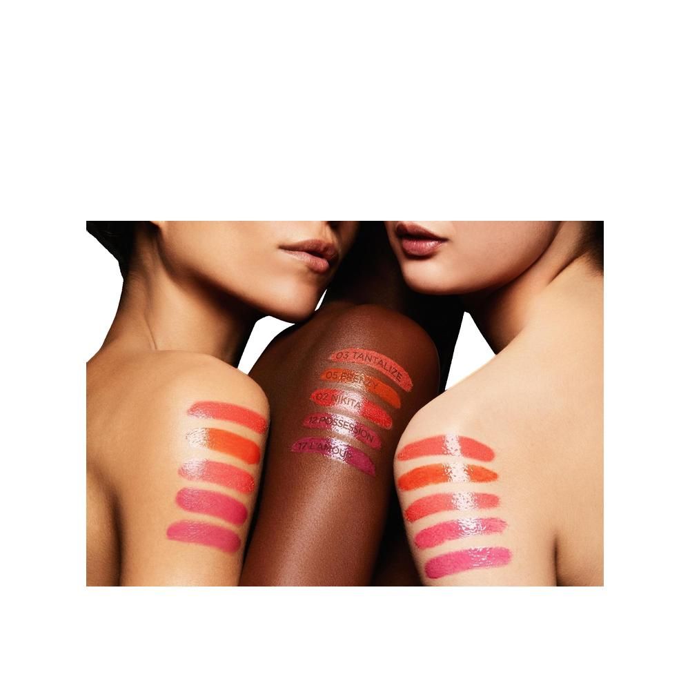 Tre donne con campioni di rossetto sulle spalle. Diverse tonalità della pelle. Vari rossi e rosa.