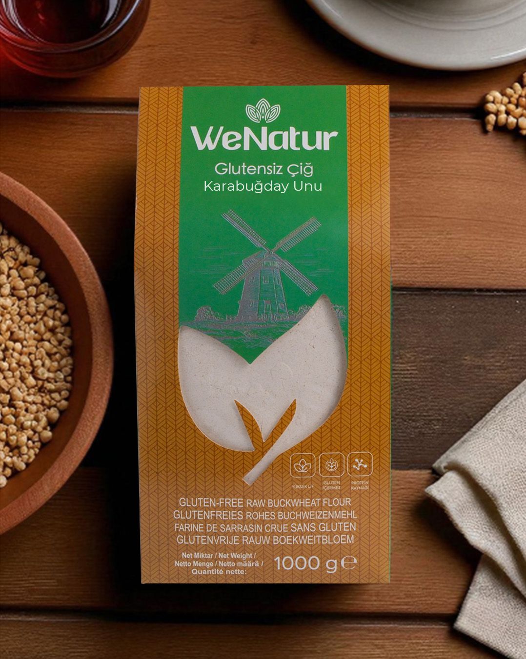 Confezione di farina di grano saraceno WeNatur accanto a un robot da cucina.