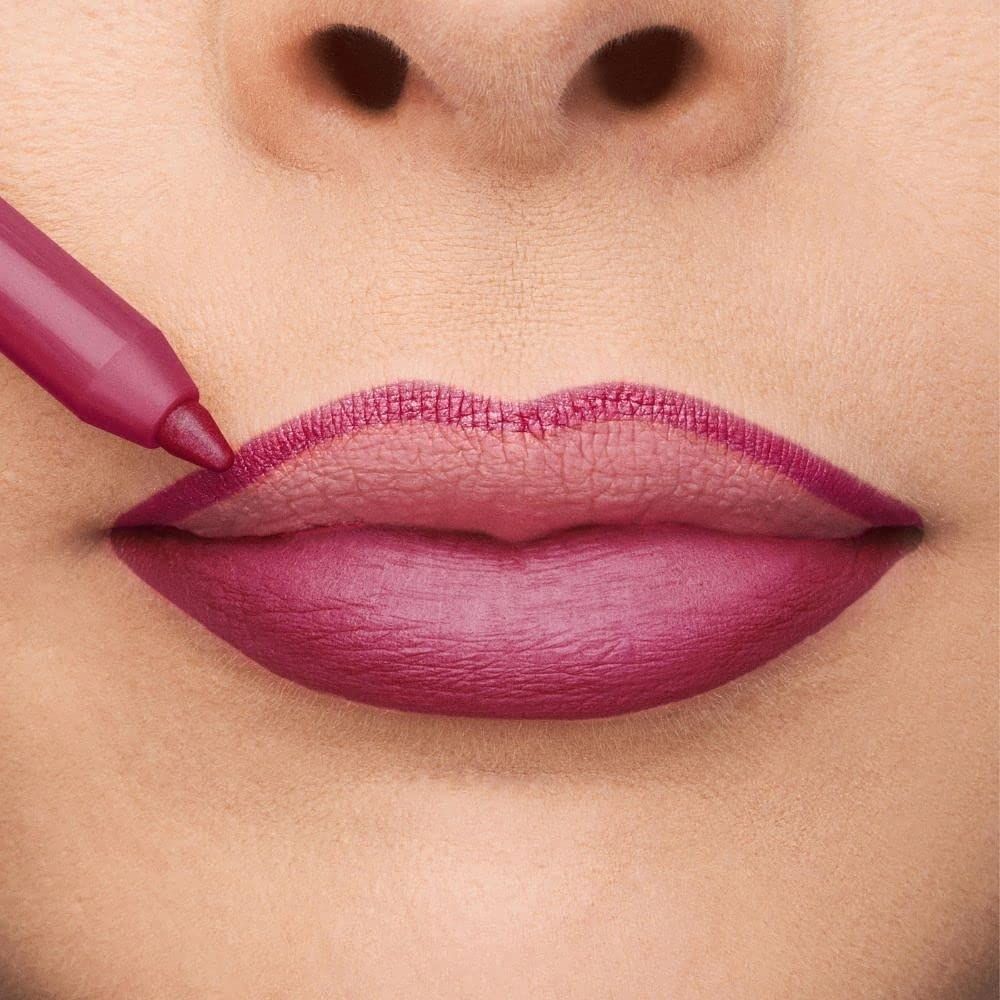 Labbra delineate con matita labbra rosa. Pelle sullo sfondo.