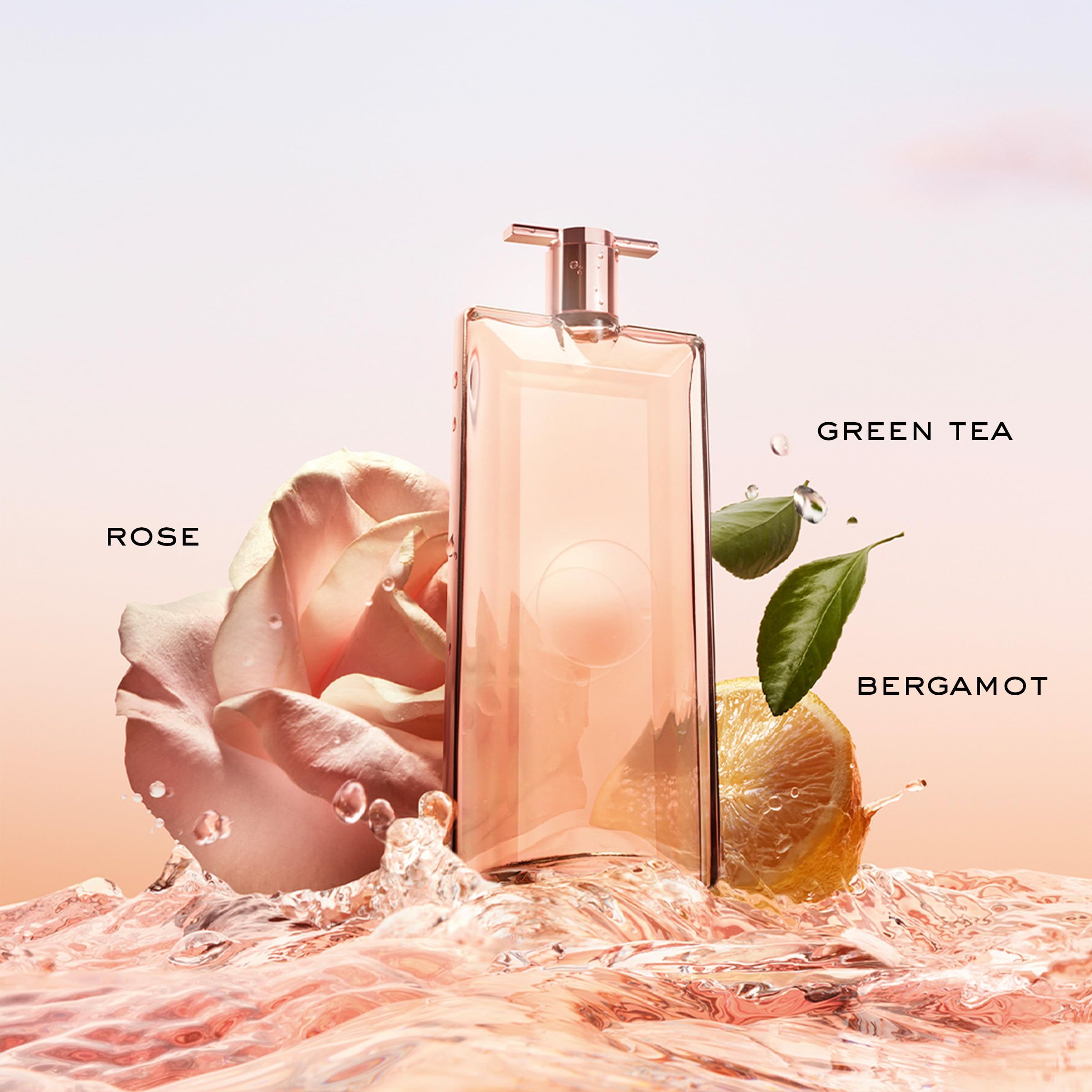 Flacone con rosa, bergamotto e tè verde. L'acqua schizza. Testo: Rosa, Bergamotto, Tè verde.