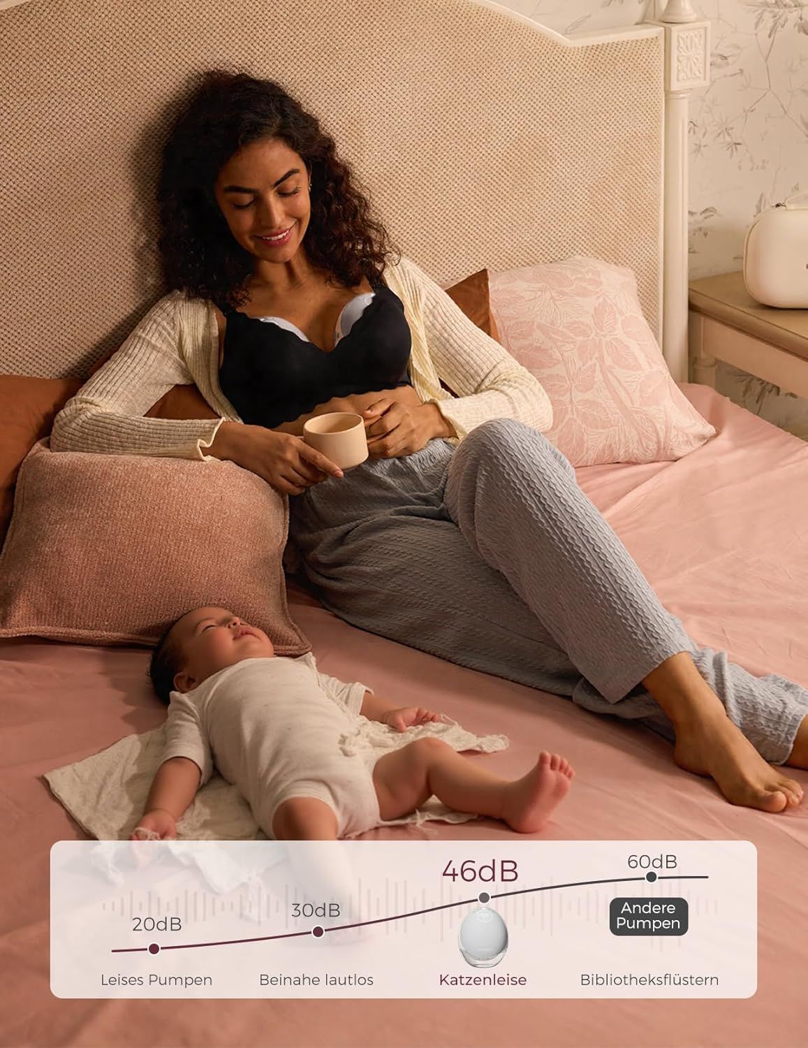 Donna con tiralatte Momcozy a letto, bambino dorme. Livello sonoro <46dB.