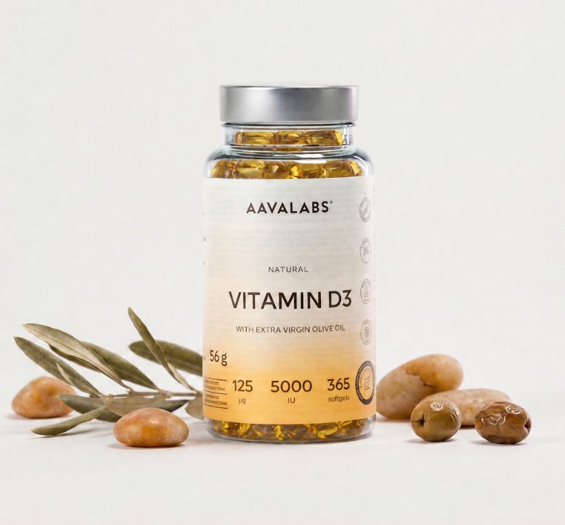 Flacone di Aavalabs Vitamina D3 Softgels con ramo d'ulivo e pietre.