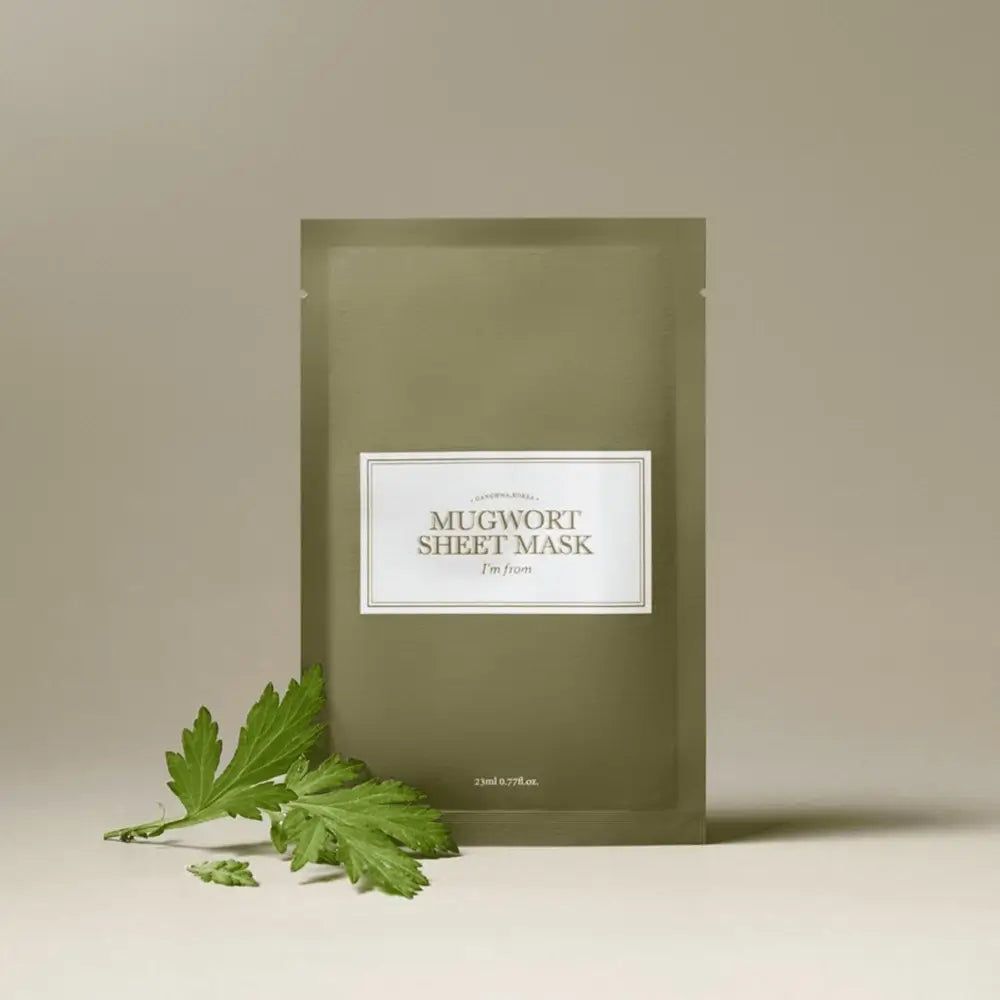 Maschera in tessuto verde con etichetta bianca. Testo: MUGWORT SHEET MASK, I'm from. Accanto una foglia.