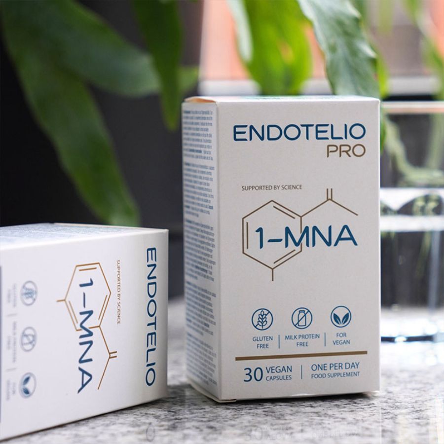 Due scatole di capsule. Scritta: Endotelio PRO, 1-MNA, 30 capsule vegane. Senza glutine, senza proteine del latte, vegano. Confezione.