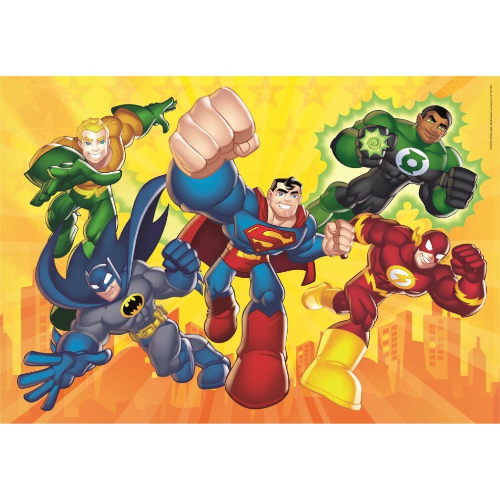 Puzzle con supereroi. Superman, Batman, Flash, Lanterna Verde e Aquaman. Sfondo giallo. Stile fumetto.