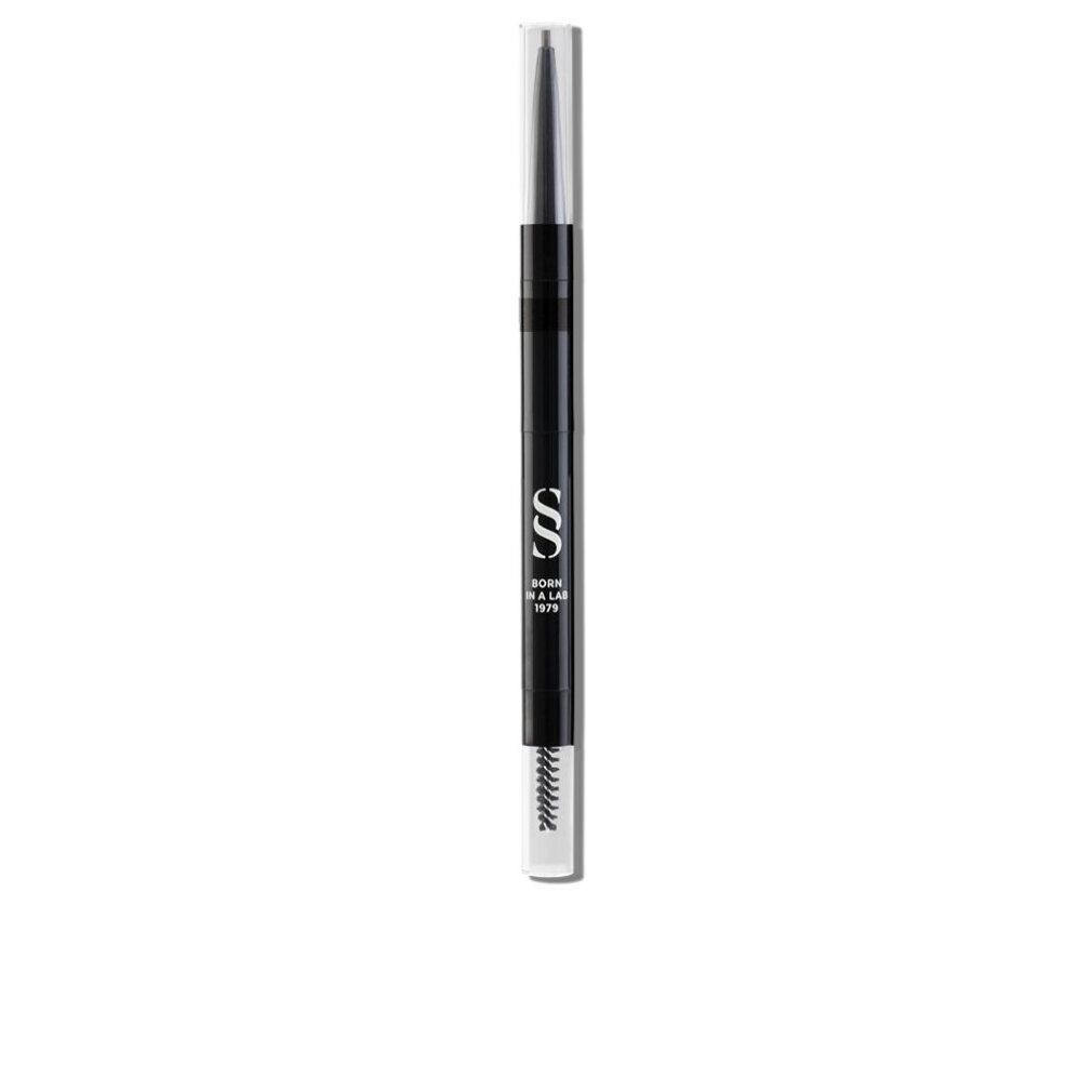 Matita per sopracciglia nera con spazzola e cappuccio. Scritta: Born in a Lab 1979. Nome del prodotto non visibile.