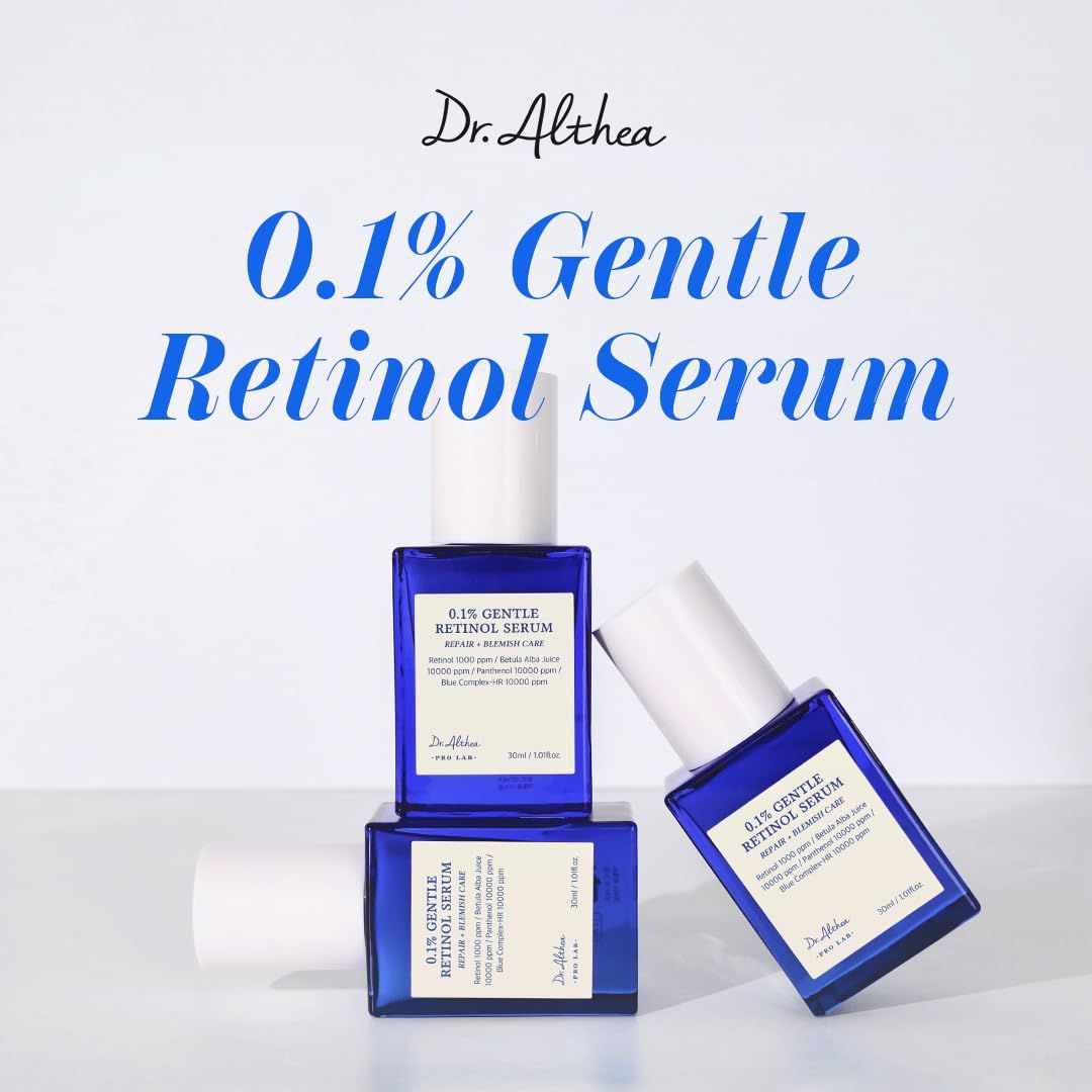 Tre flaconi di siero blu. Scritta: 0,1% Gentle Retinol Serum. Marchio: Dr. Althea.