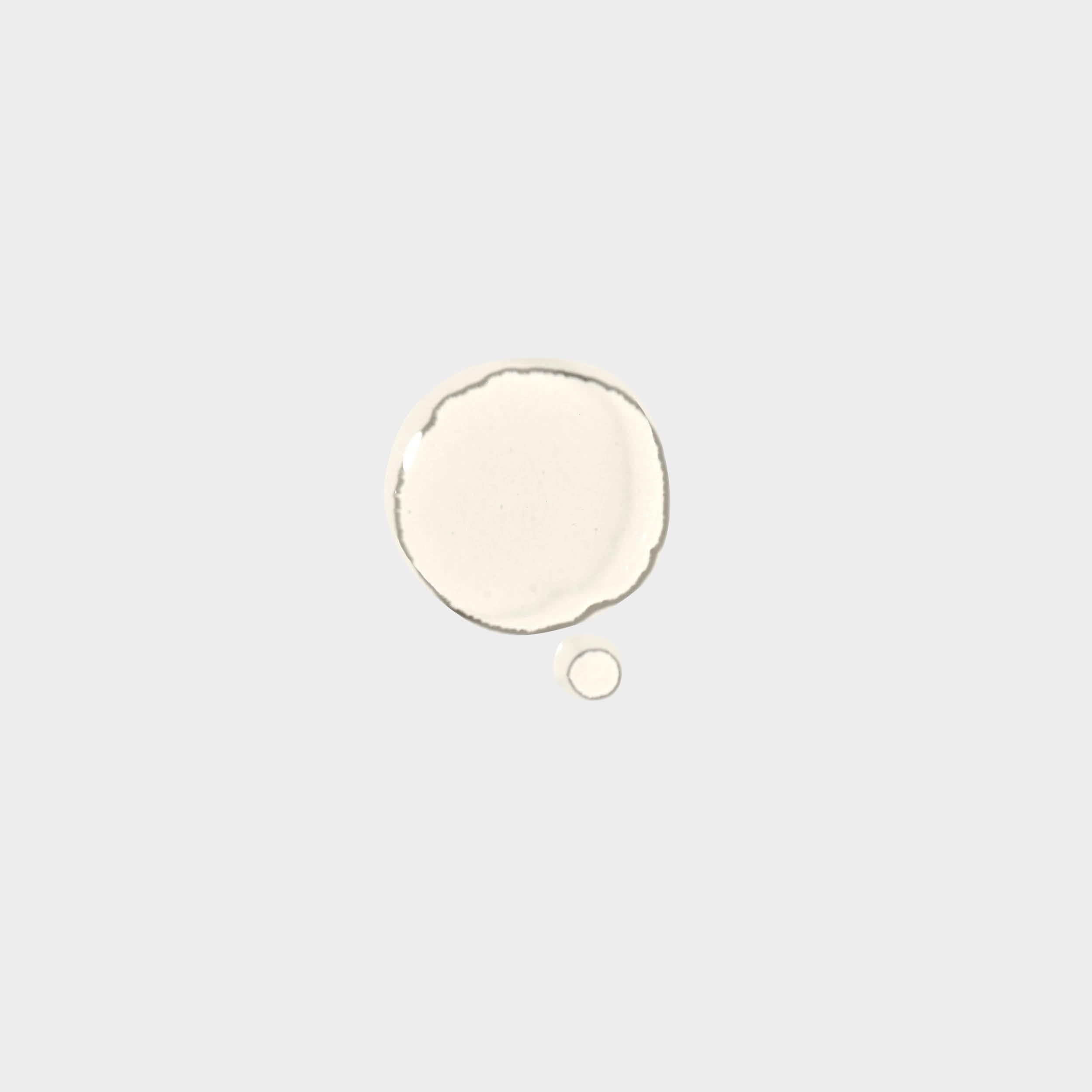 Due gocce di liquido chiaro e traslucido su sfondo chiaro.