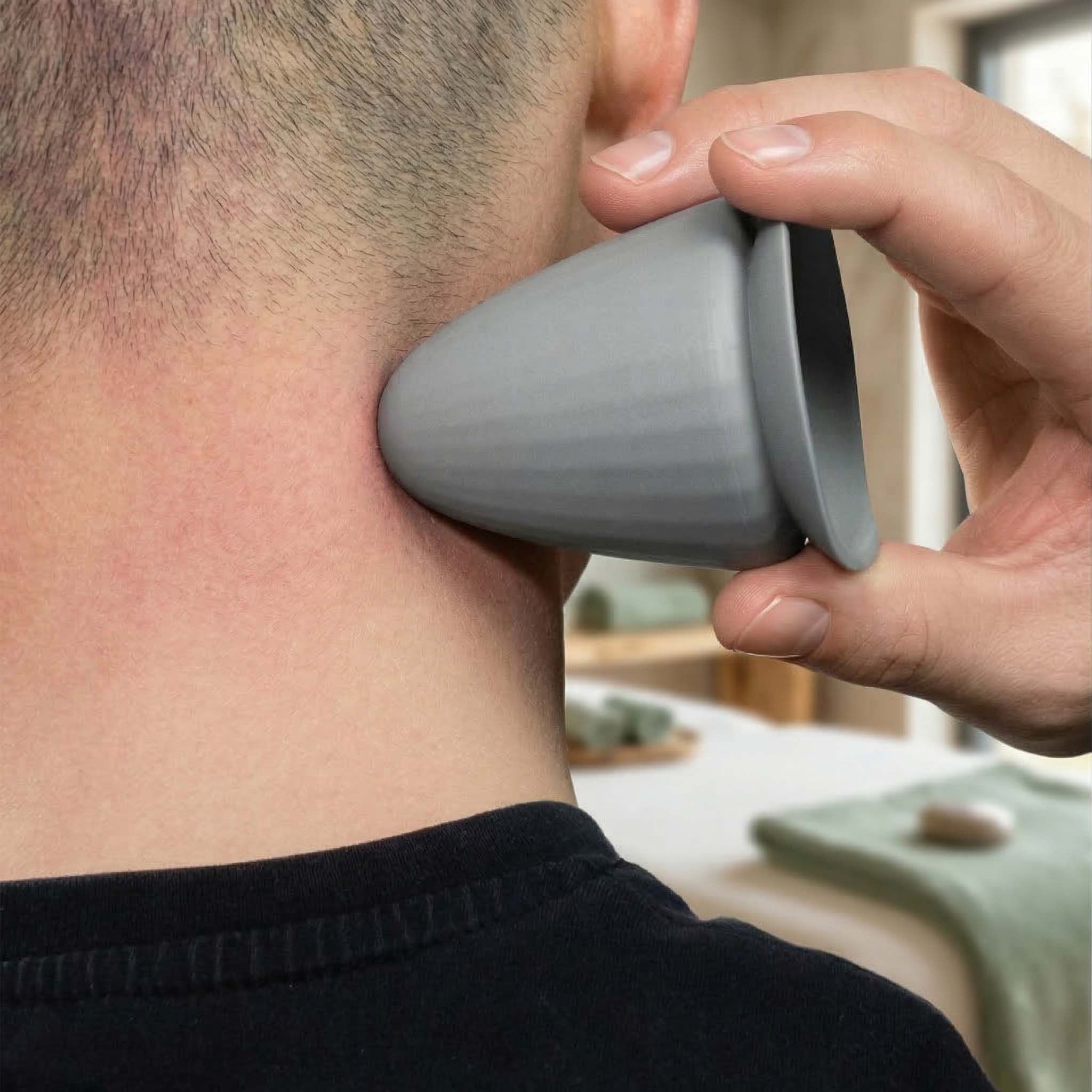 Prodotto grigio a forma di cono usato sul collo di una persona. Mano che tiene il prodotto.