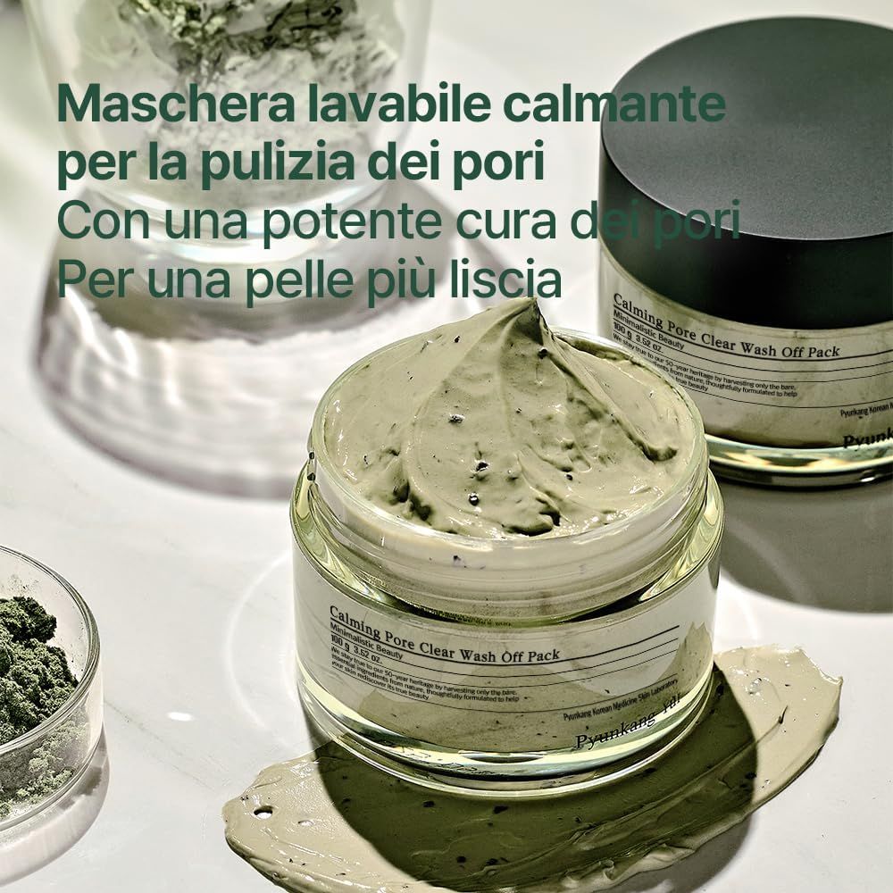 Diversi vasetti di pasta verdastra. Testo: Calming Pore Clear Wash Off Pack. Testo: Maschera lavabile calmante per la pulizia dei pori.