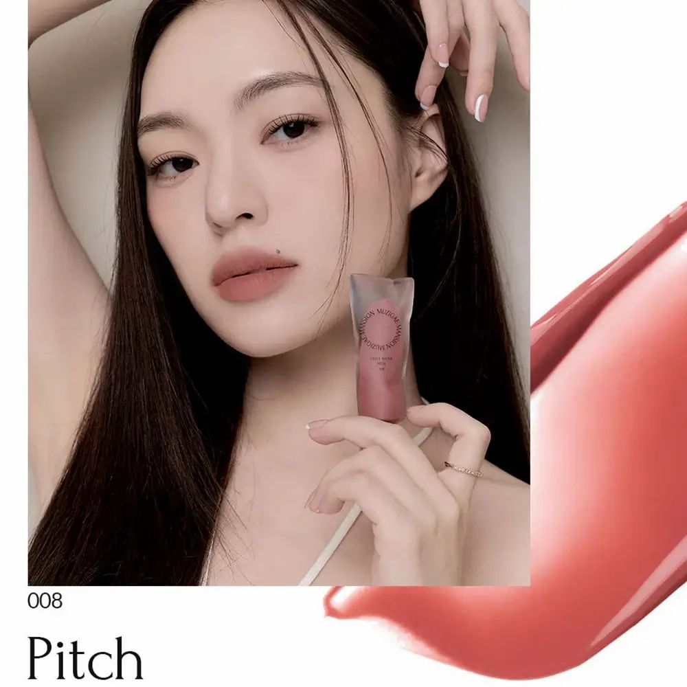 Donna con Objet Water Lip Tint 008 Pitch. Macchia di colore a destra. In basso: 008 Pitch.